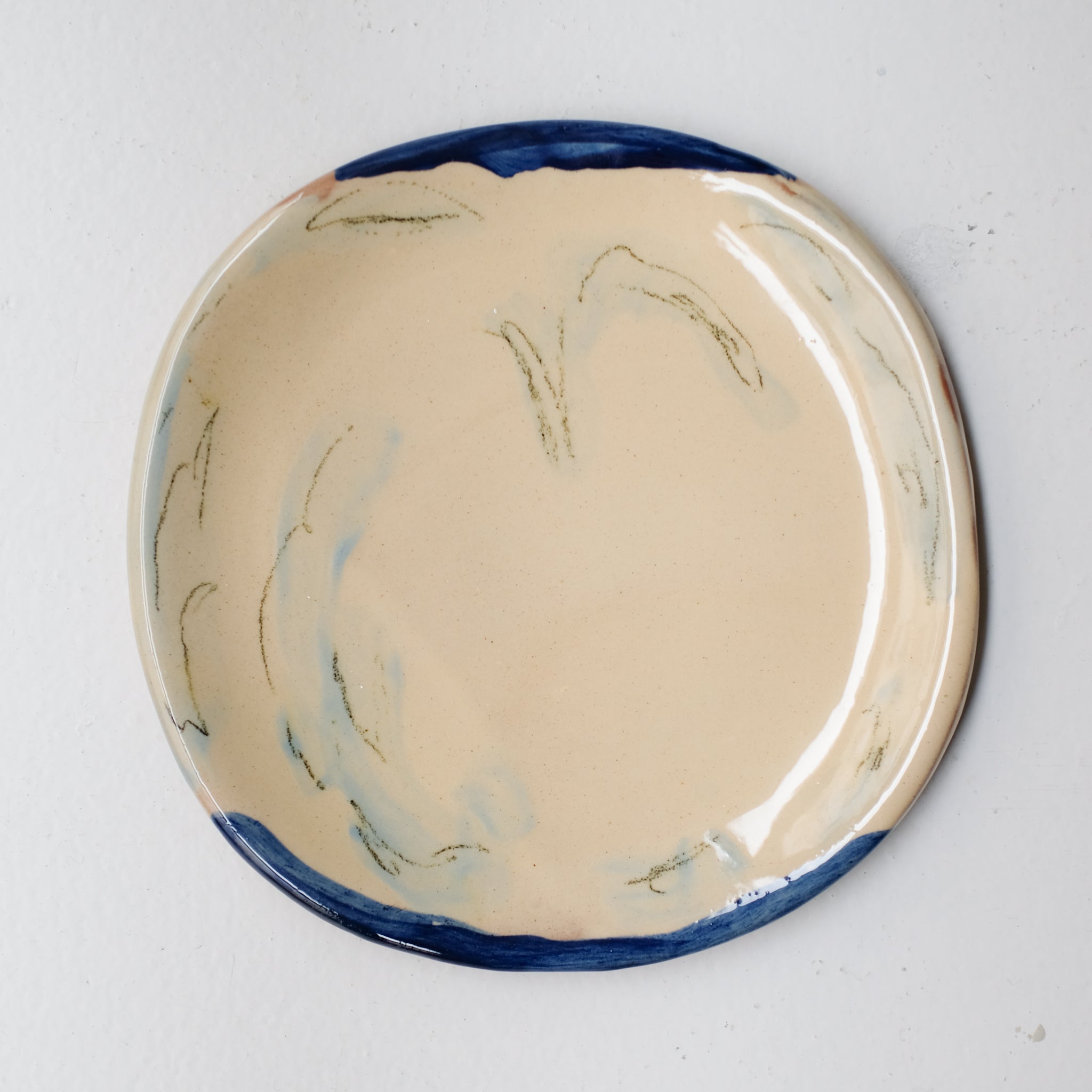 Assiette SU26HB14 en faïence rouge D 19,5cm - Multicolore d'Héloise Bariol chez Brutal Ceramics