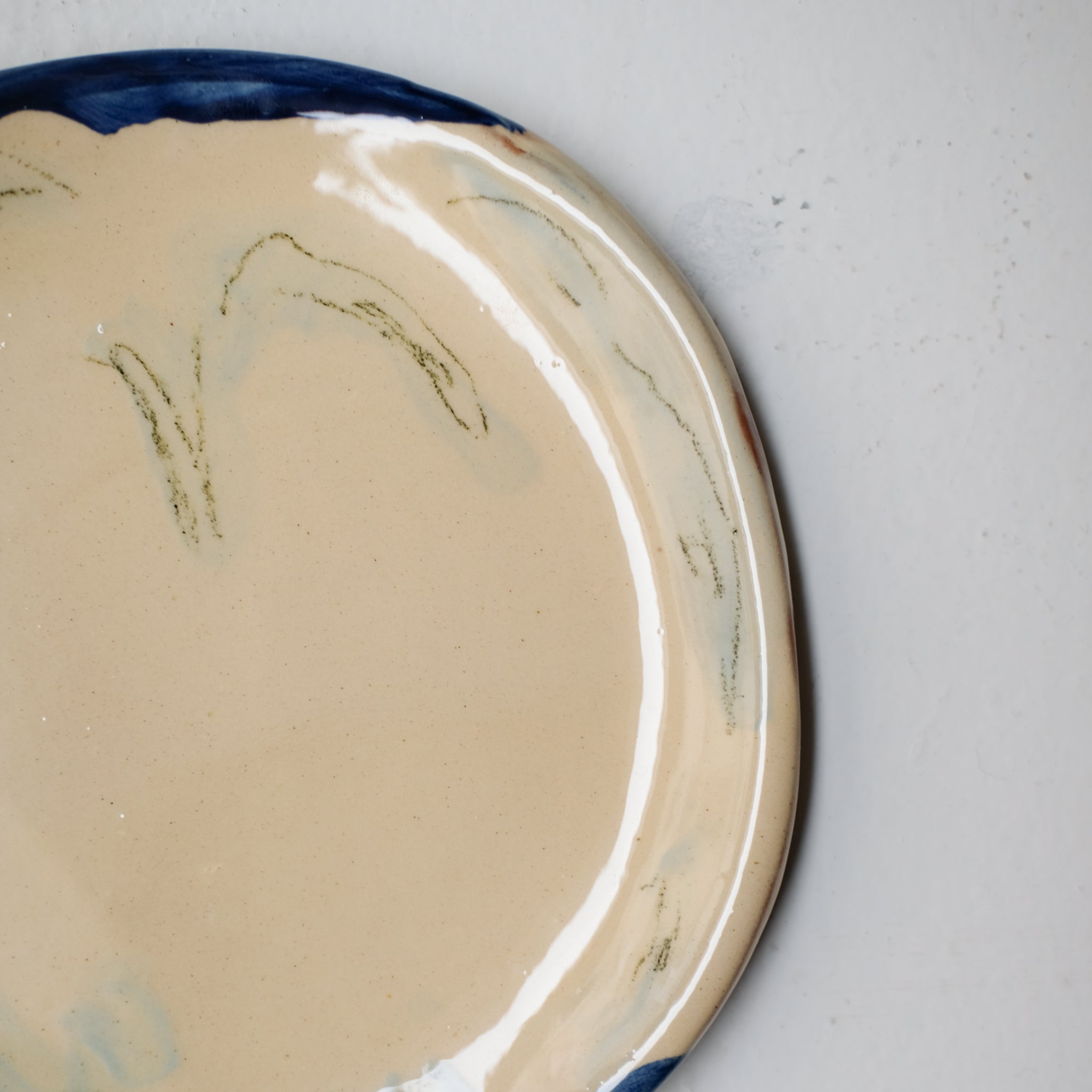 Assiette SU26HB14 en faïence rouge D 19,5cm - Multicolore d'Héloise Bariol chez Brutal Ceramics