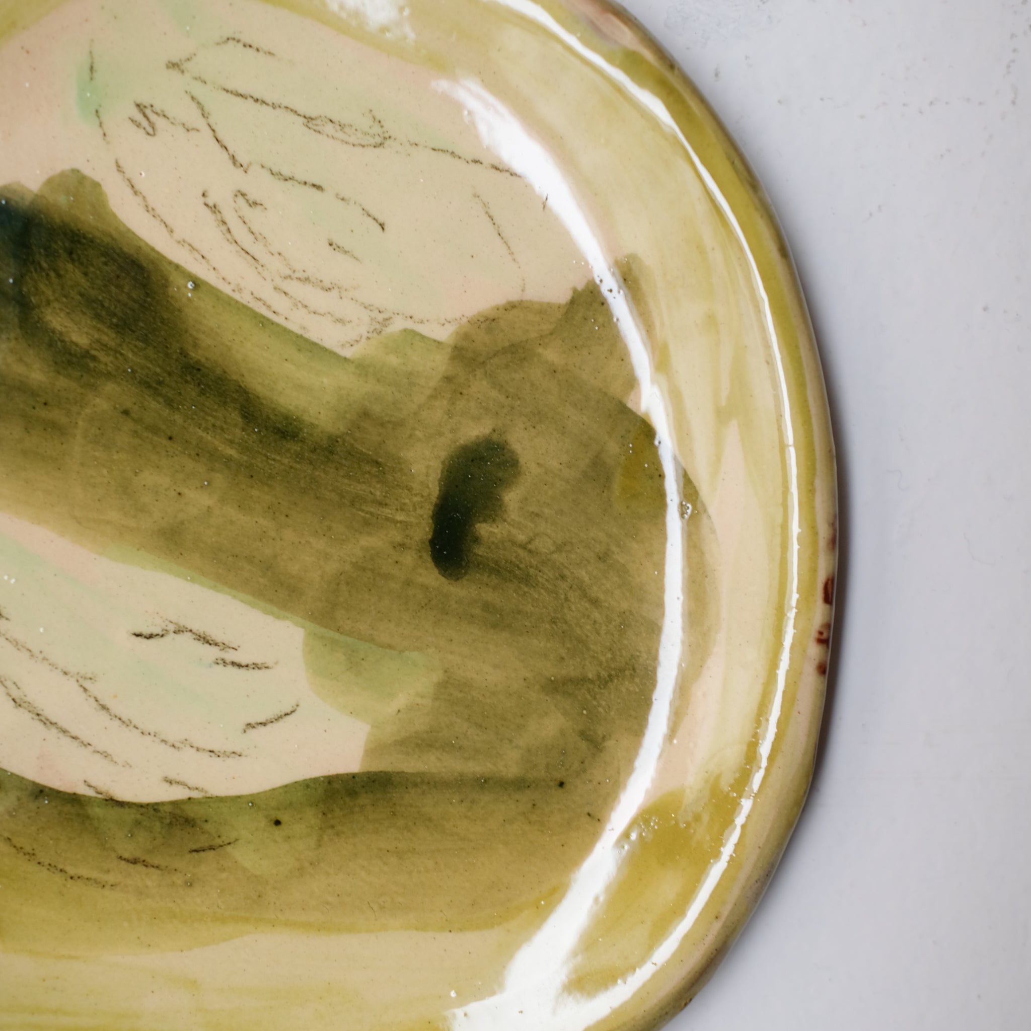 Assiette SU26HB15 en faïence rouge D 19,5cm - Multicolore d'Héloise Bariol chez Brutal Ceramics
