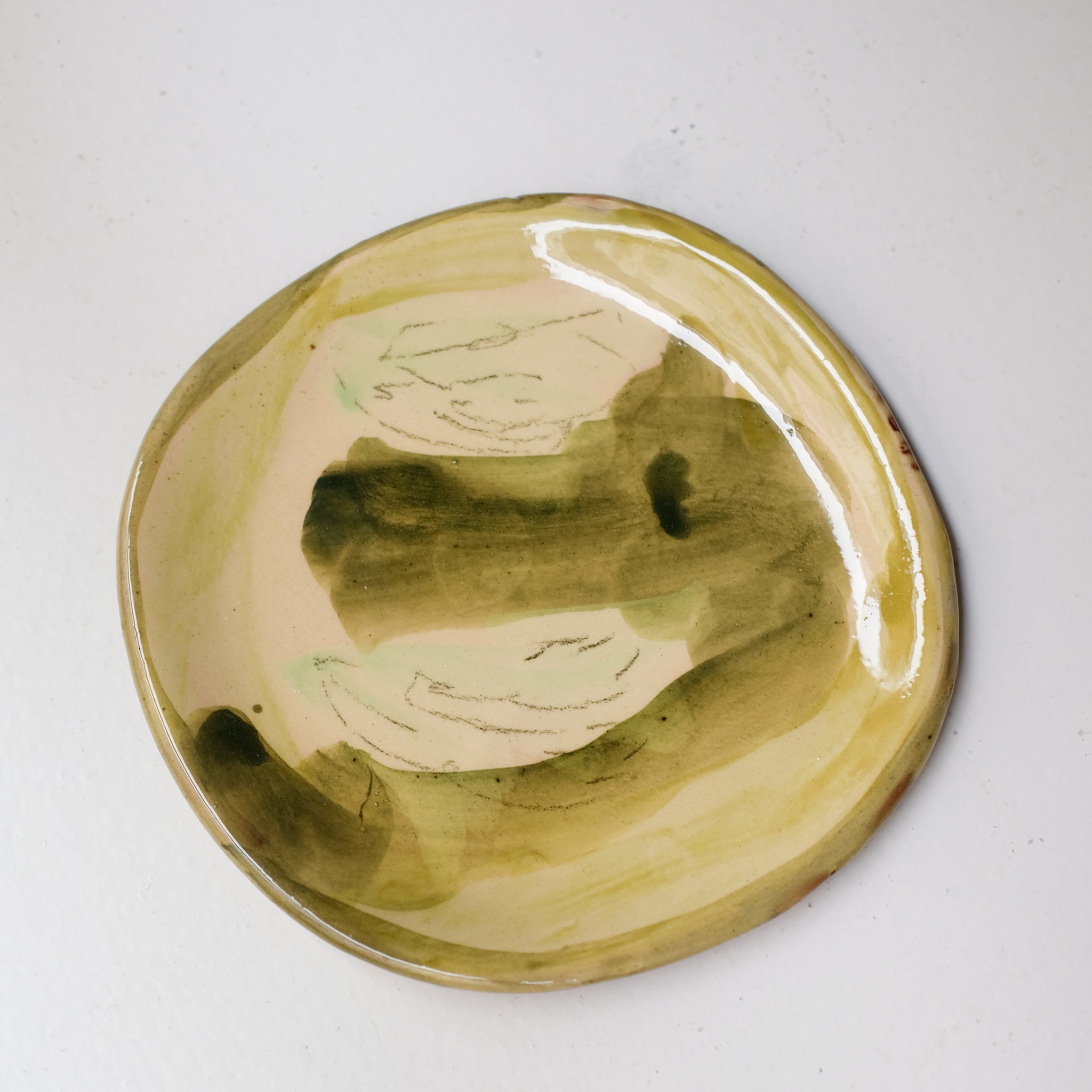 Assiette SU26HB15 en faïence rouge D 19,5cm - Multicolore d'Héloise Bariol chez Brutal Ceramics
