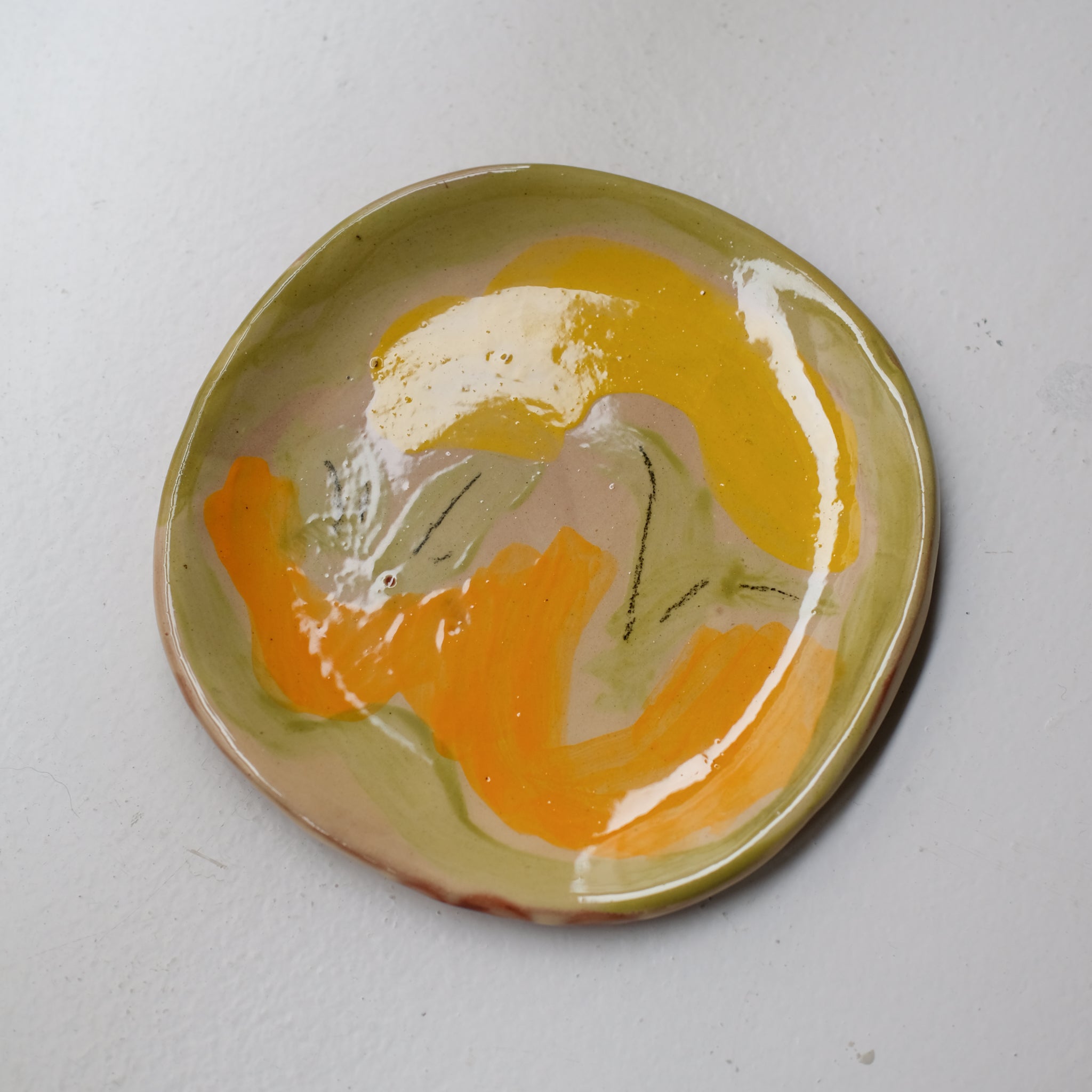Assiette SU26HB16 en faïence rouge D 19,5cm - Multicolore d'Héloise Bariol chez Brutal Ceramics