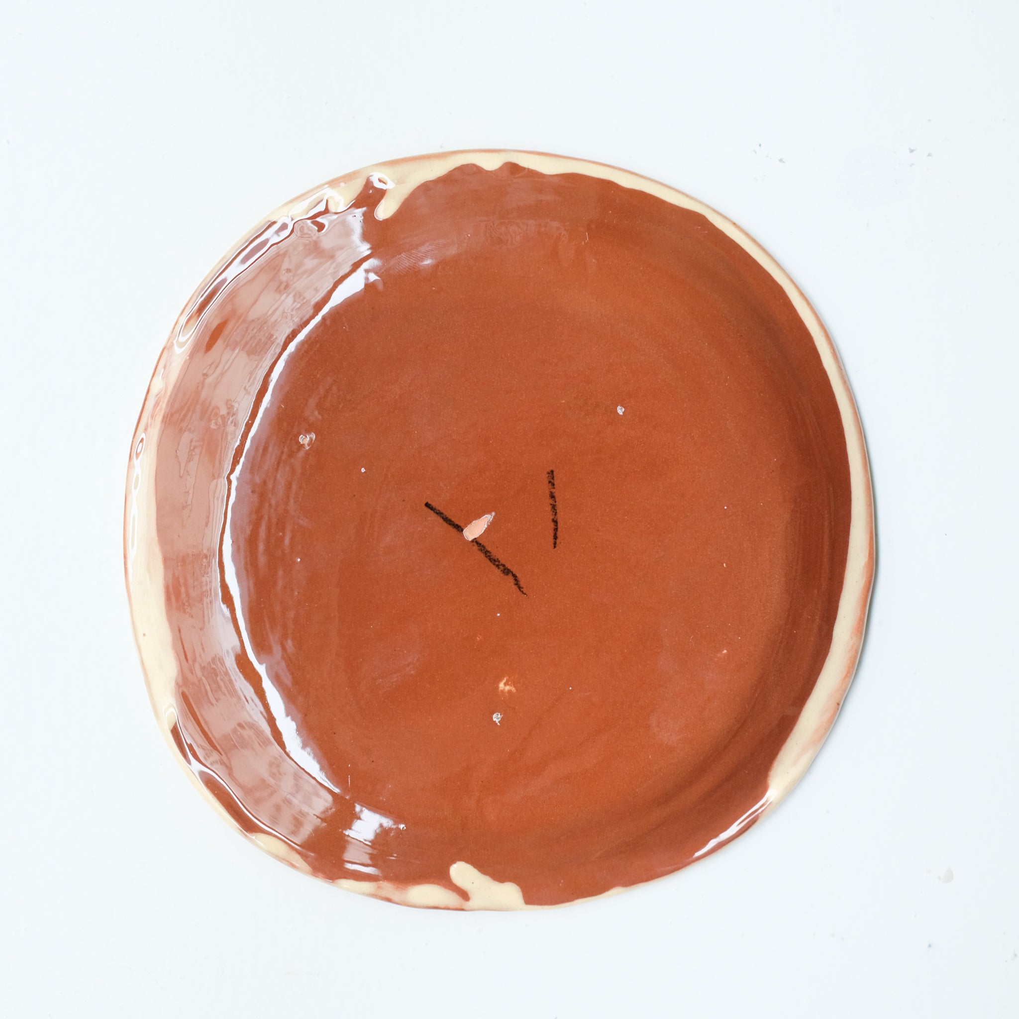 Assiette SU26HB16 en faïence rouge D 19,5cm - Multicolore d'Héloise Bariol chez Brutal Ceramics