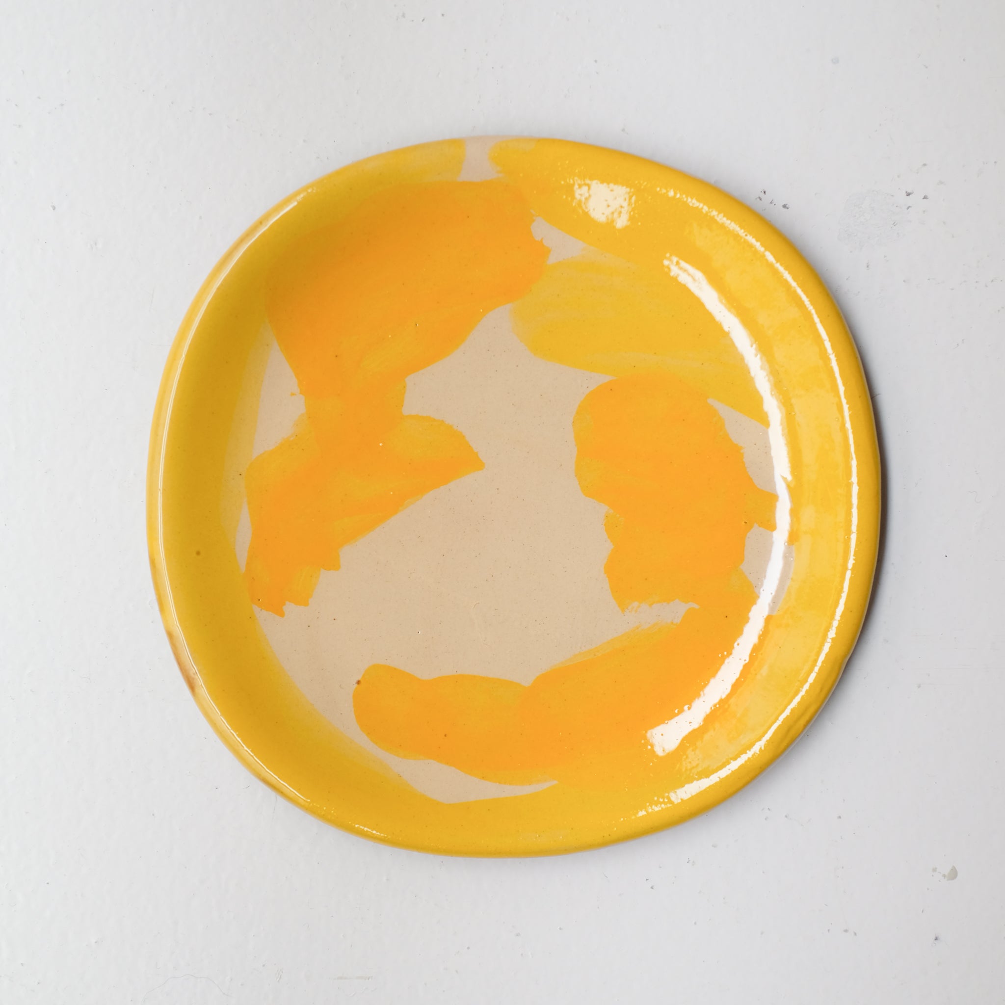 Assiette SU26HB17 en faïence rouge D 19,5cm - Multicolore d'Héloise Bariol chez Brutal Ceramics