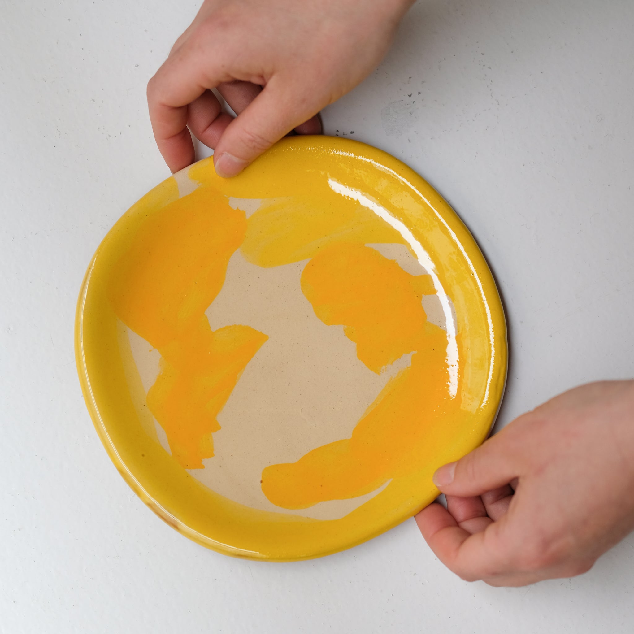 Assiette SU26HB17 en faïence rouge D 19,5cm - Multicolore d'Héloise Bariol chez Brutal Ceramics