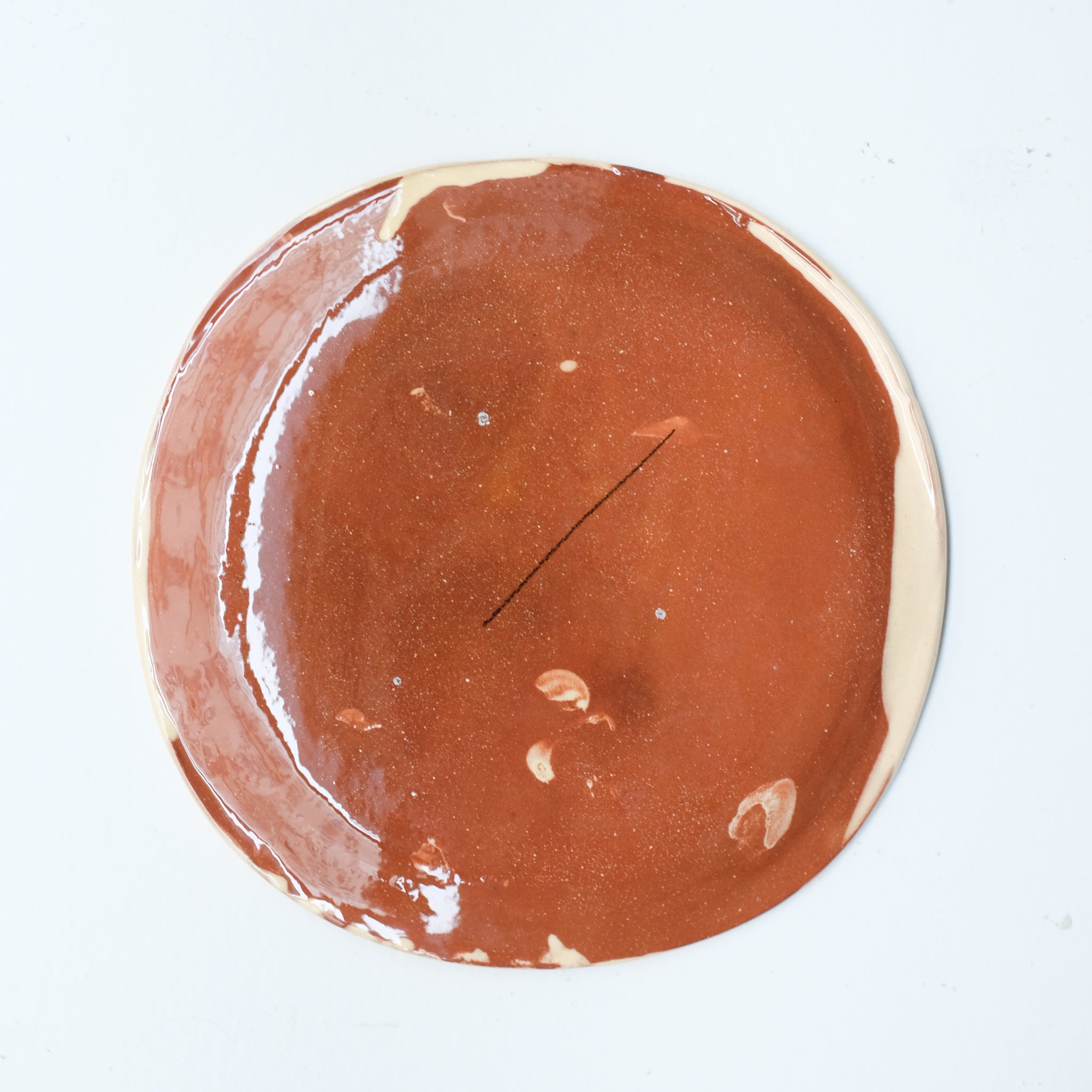 Assiette SU26HB18 en faïence rouge D 19,5cm - Multicolore d'Héloise Bariol chez Brutal Ceramics