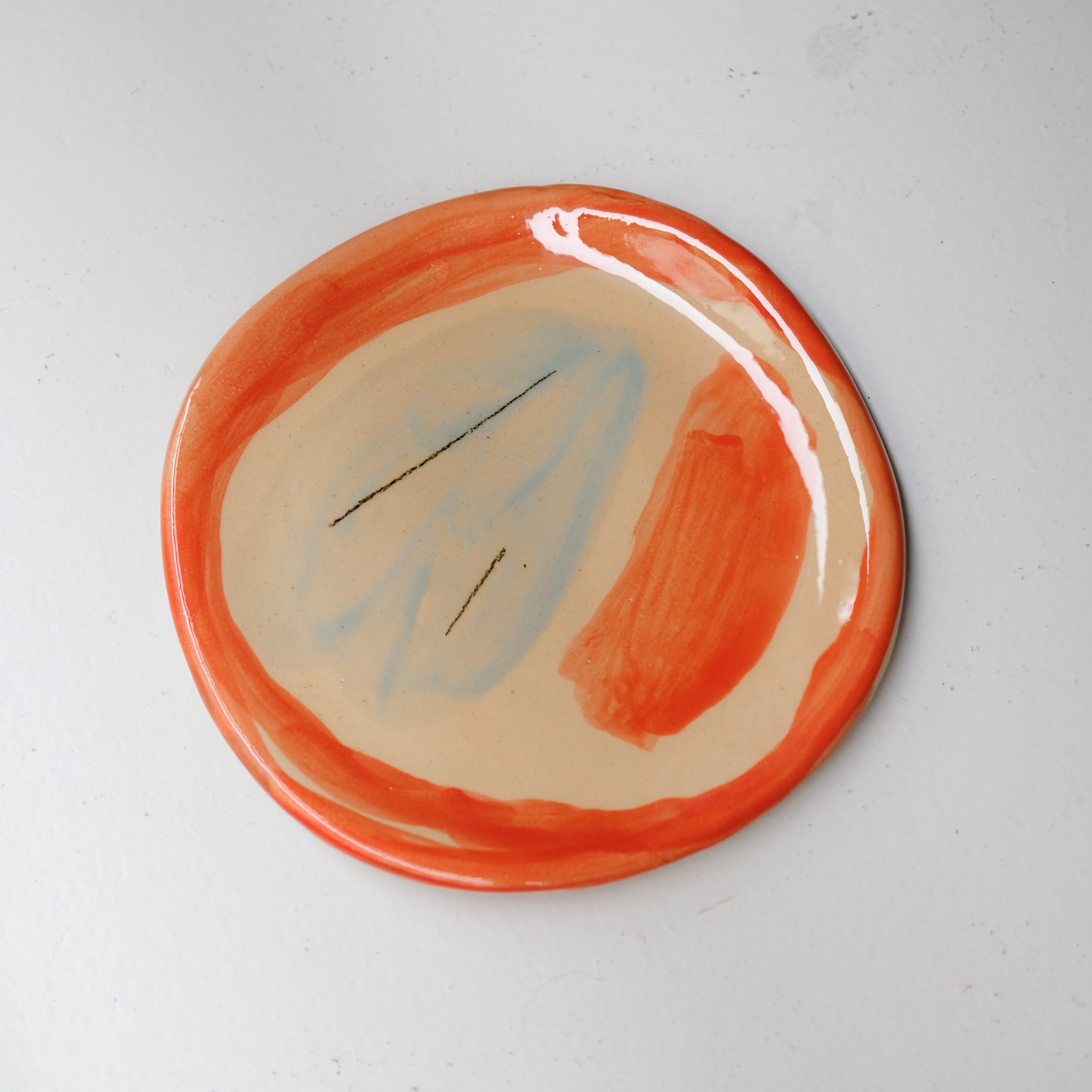 Assiette SU26HB19 en faïence rouge D 19,5cm - Multicolore d'Héloise Bariol chez Brutal Ceramics