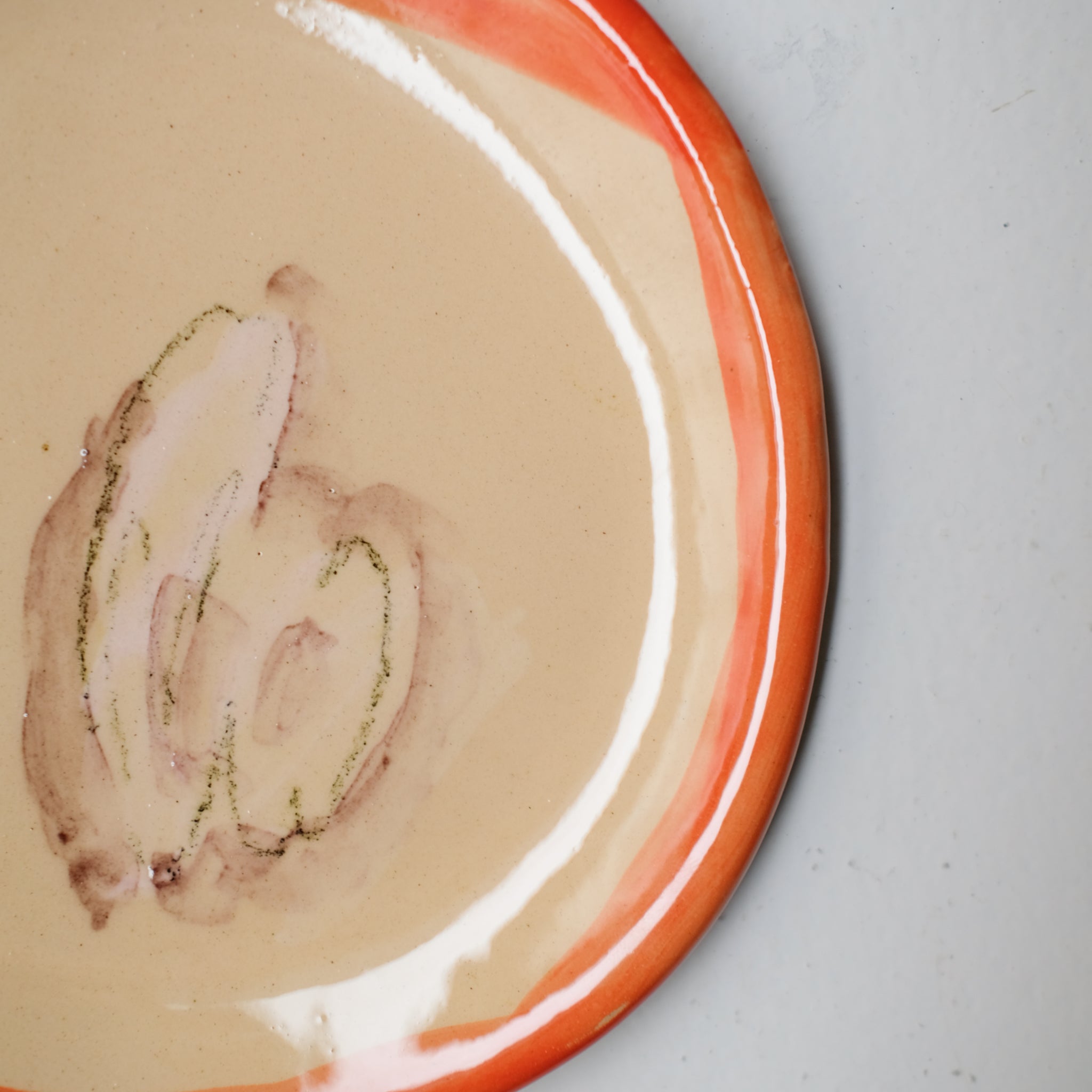 Assiette SU26HB20 en faïence rouge D 19,5cm - Multicolore d'Héloise Bariol chez Brutal Ceramics