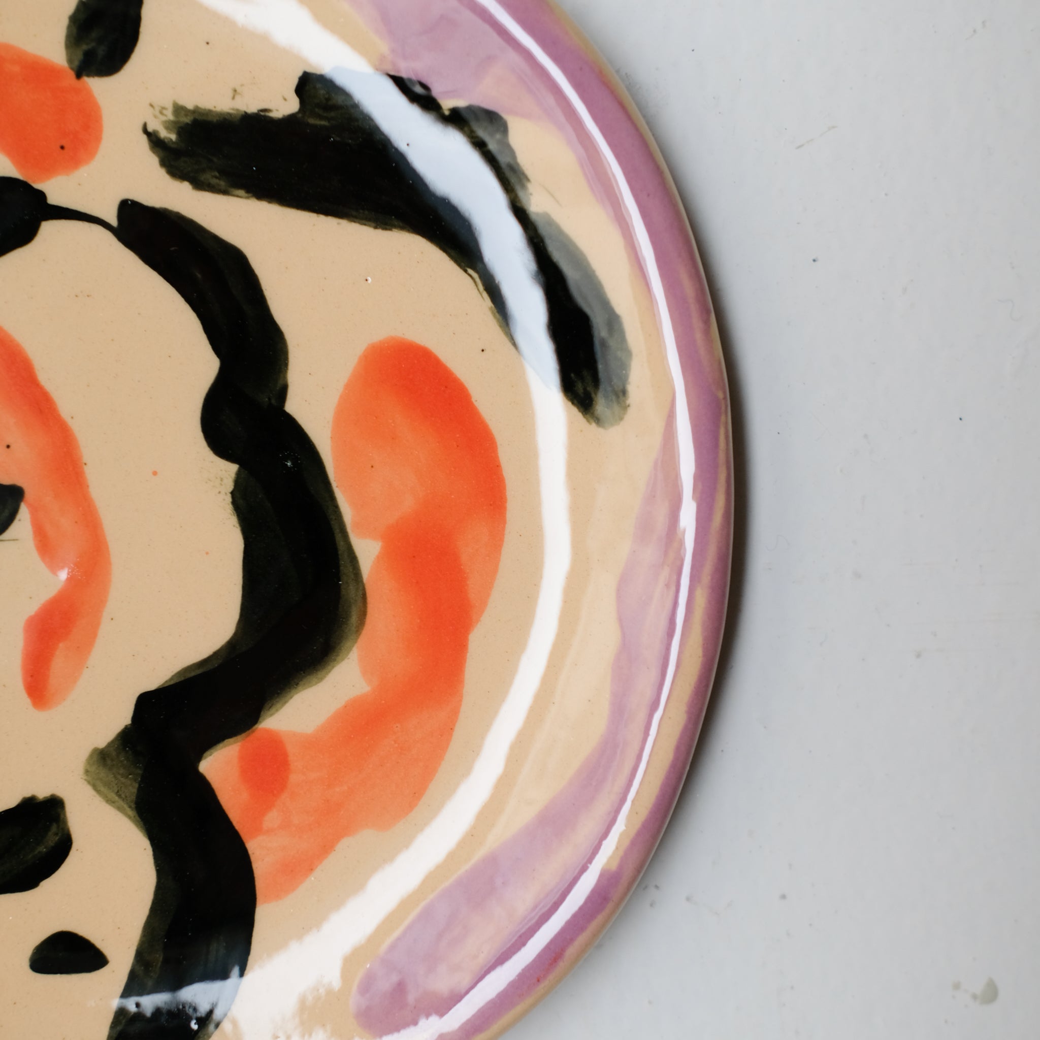 Assiette SU26HB21 en faïence rouge D 19,5cm - Multicolore d'Héloise Bariol chez Brutal Ceramics