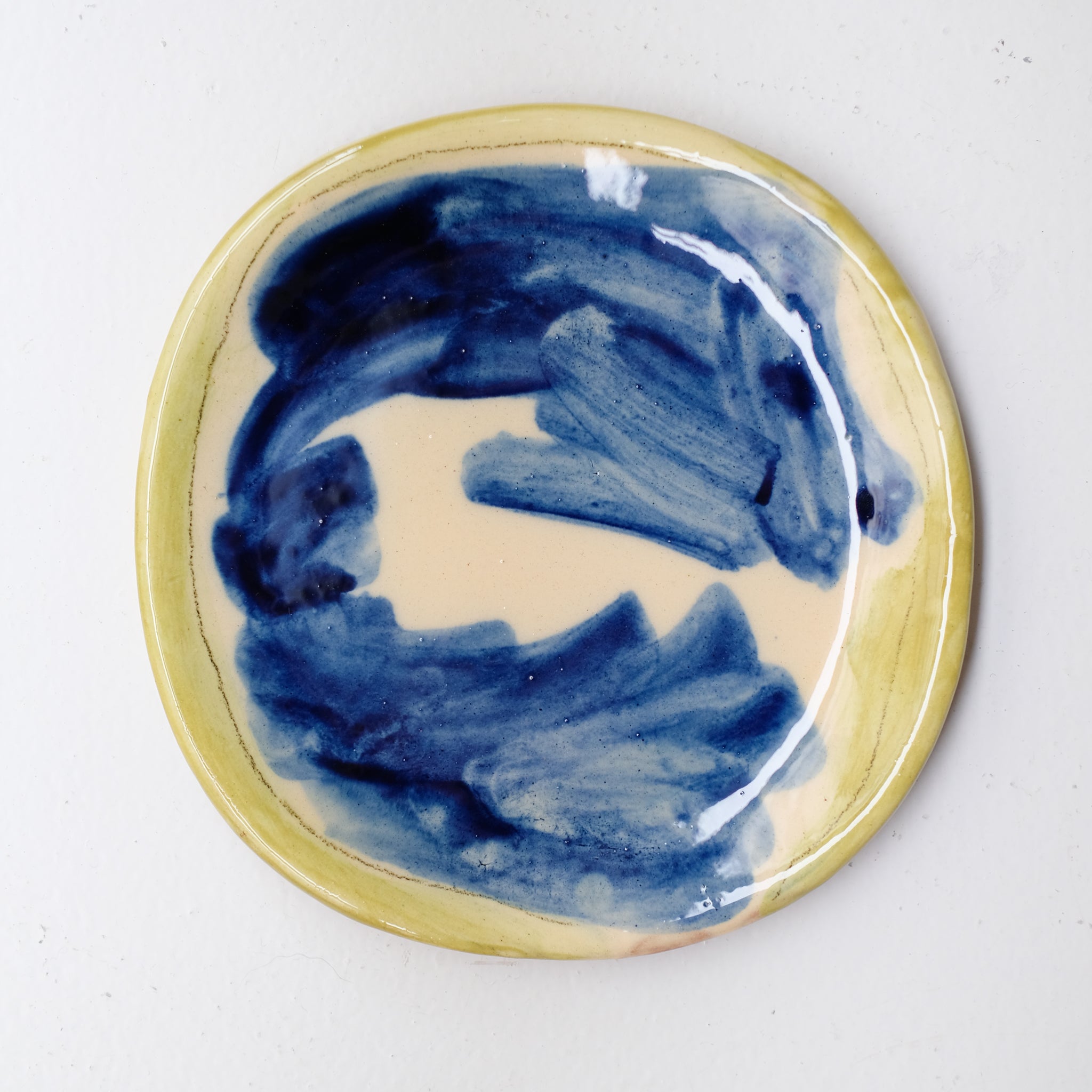 Assiette SU26HB22 en faïence rouge D 19,5cm - Multicolore d'Héloise Bariol chez Brutal Ceramics