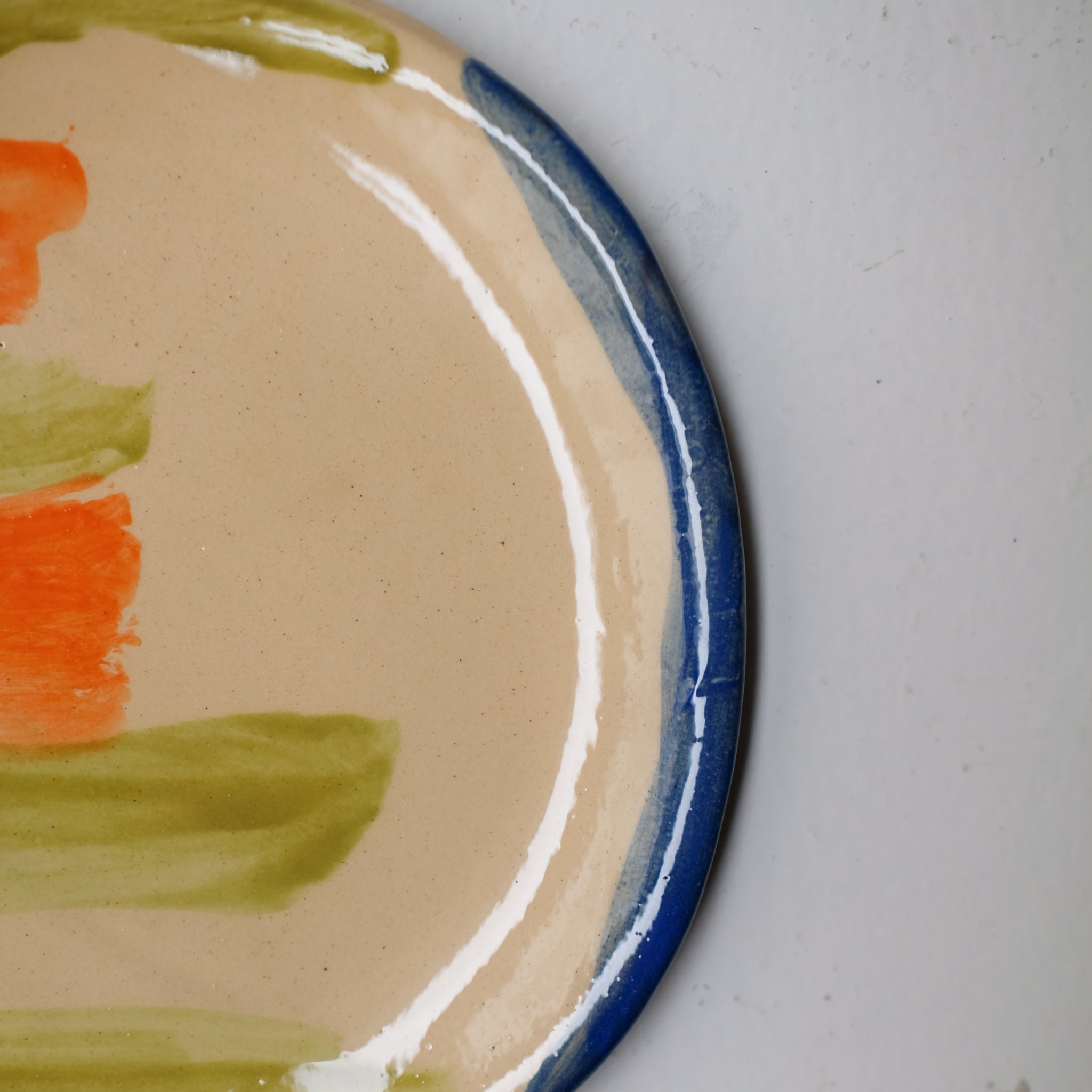 Assiette SU26HB23 en faïence rouge D 19,5cm - Multicolore d'Héloise Bariol chez Brutal Ceramics