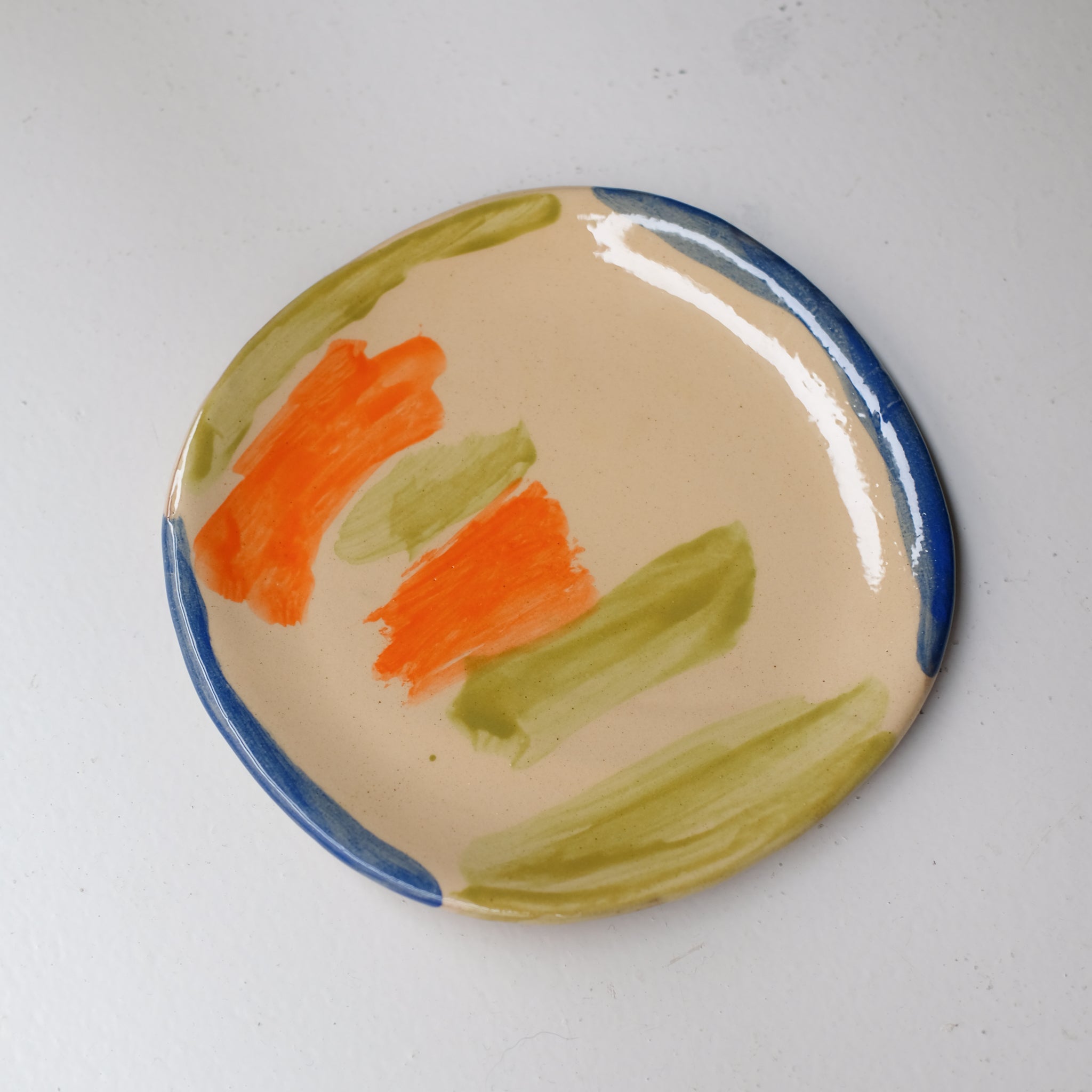 Assiette SU26HB23 en faïence rouge D 19,5cm - Multicolore d'Héloise Bariol chez Brutal Ceramics
