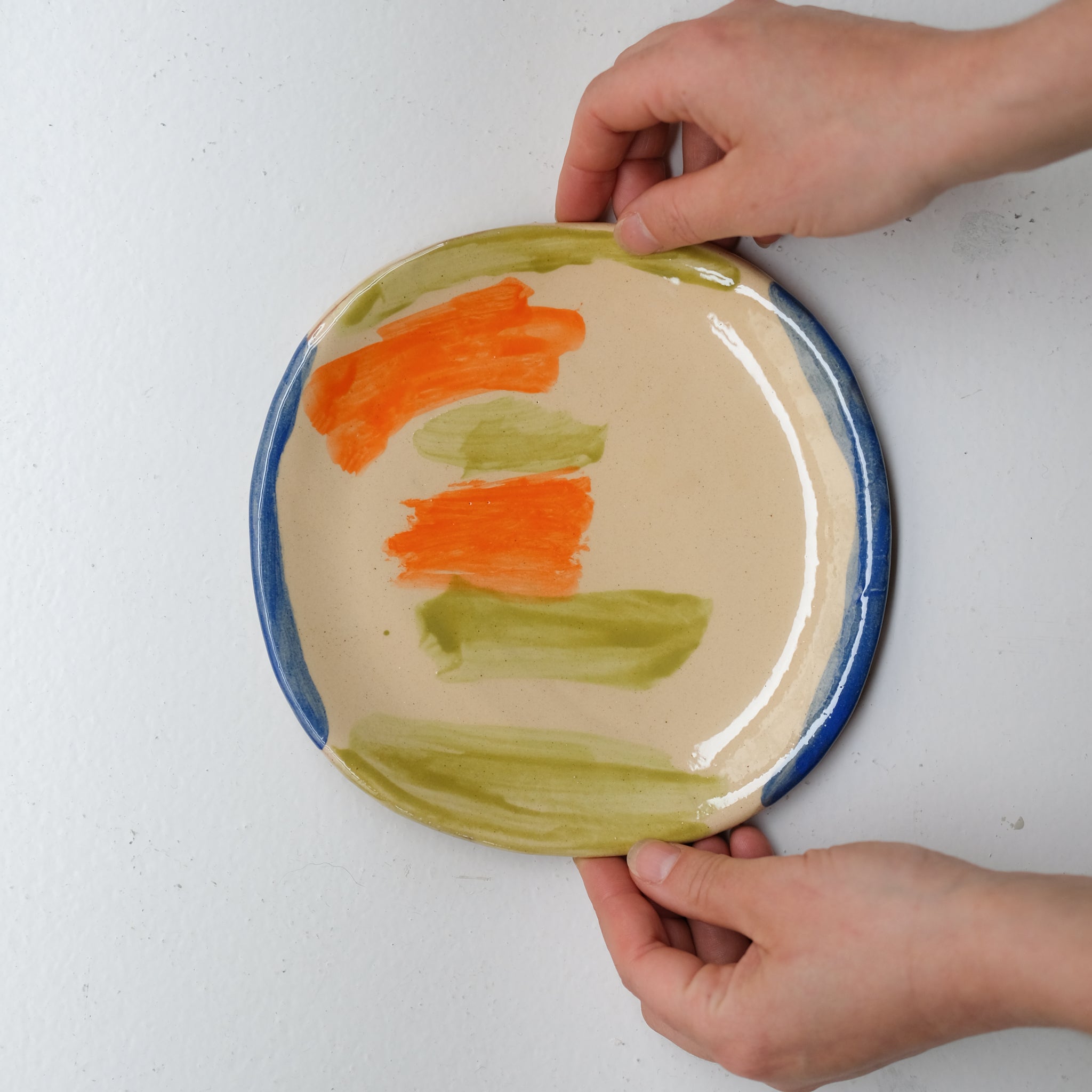 Assiette SU26HB23 en faïence rouge D 19,5cm - Multicolore d'Héloise Bariol chez Brutal Ceramics