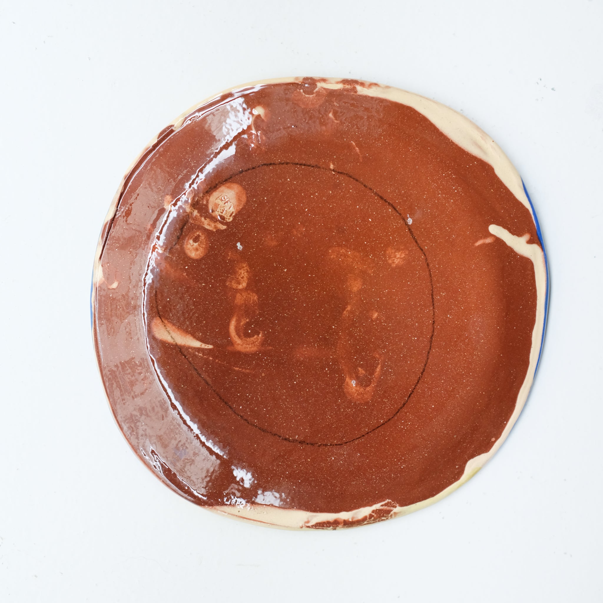 Assiette SU26HB23 en faïence rouge D 19,5cm - Multicolore d'Héloise Bariol chez Brutal Ceramics