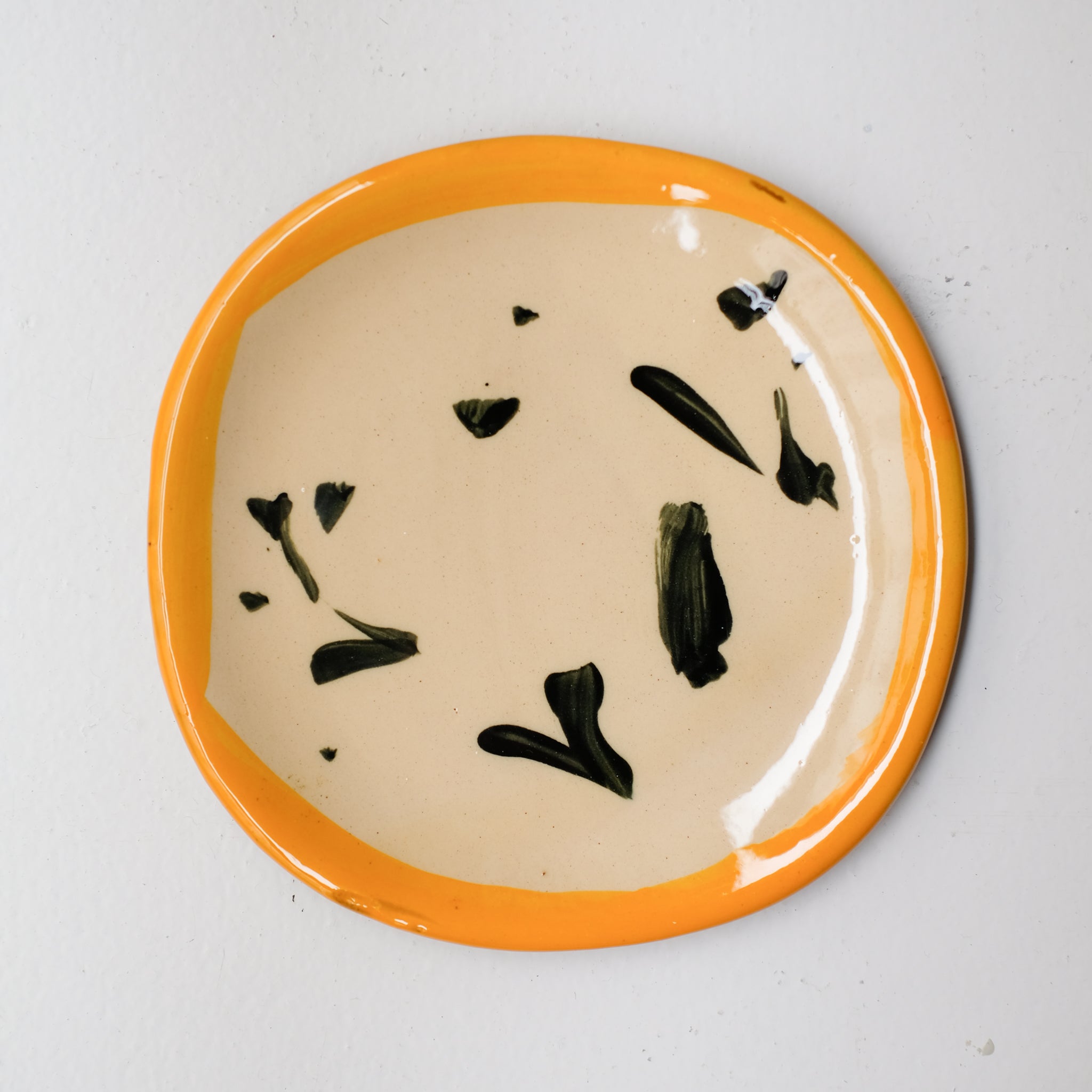 Assiette SU26HB24 en faïence rouge D 19,5cm - Multicolore d'Héloise Bariol chez Brutal Ceramics