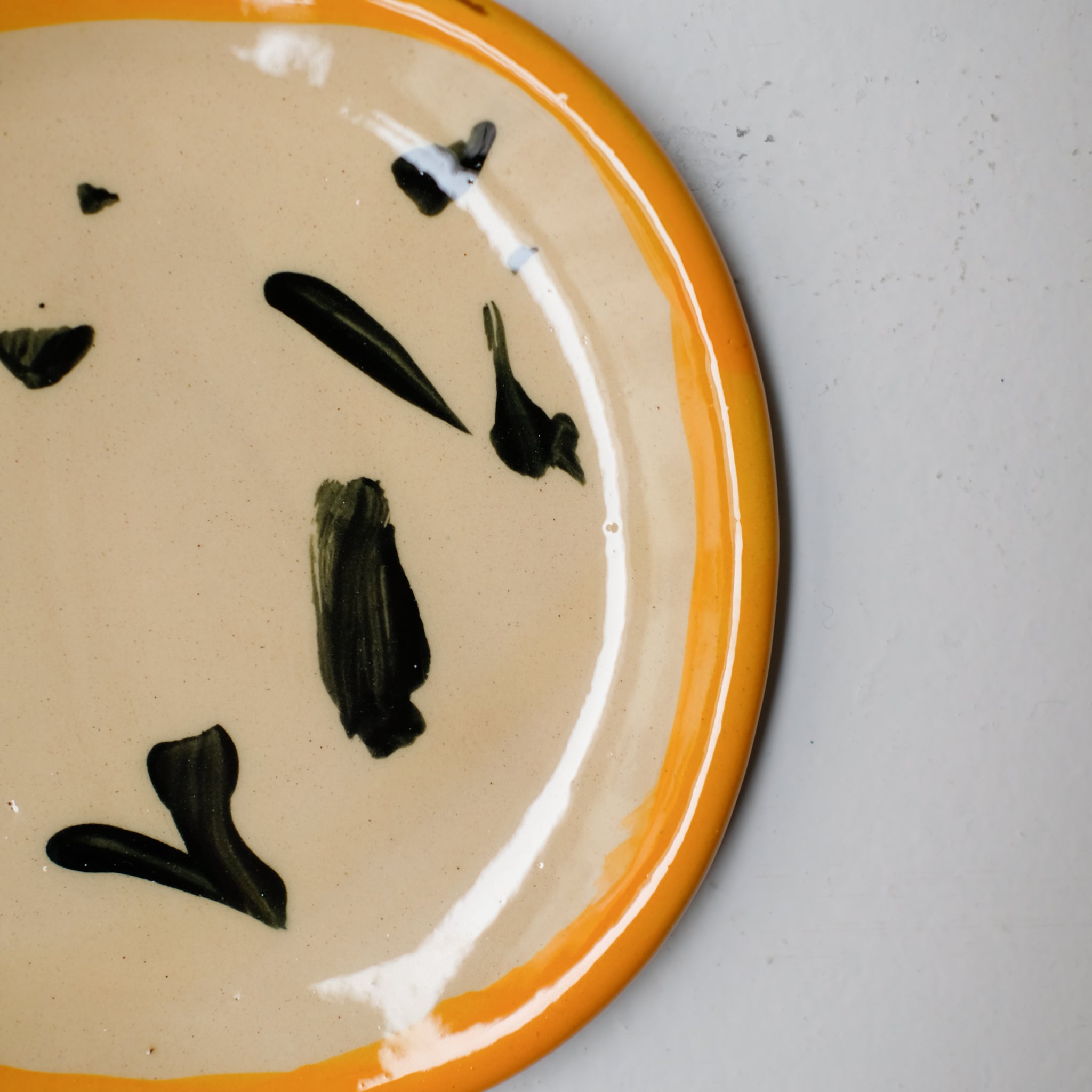 Assiette SU26HB24 en faïence rouge D 19,5cm - Multicolore d'Héloise Bariol chez Brutal Ceramics