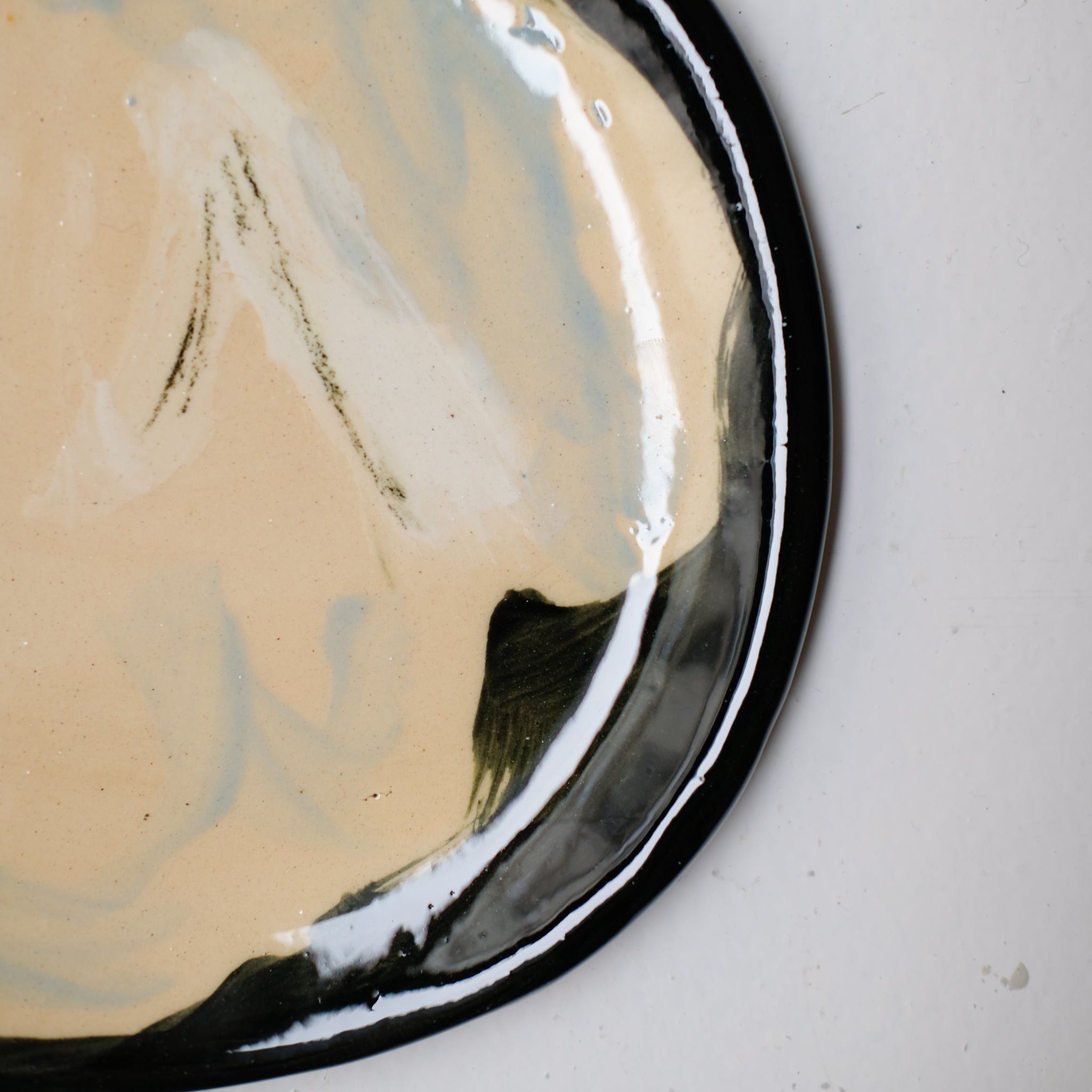 Assiette SU26HB25 en faïence rouge D 19,5cm - Multicolore d'Héloise Bariol chez Brutal Ceramics