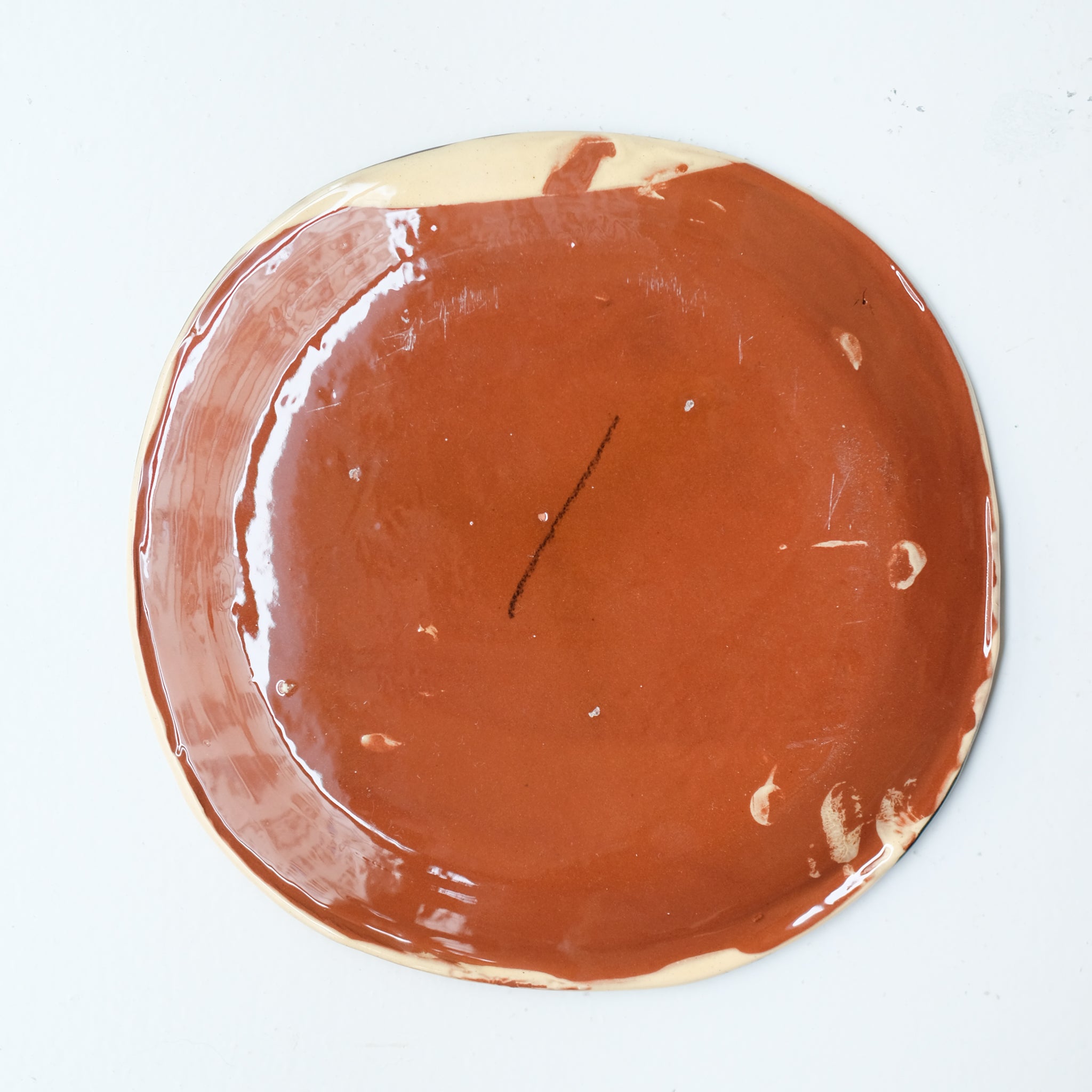 Assiette SU26HB25 en faïence rouge D 19,5cm - Multicolore d'Héloise Bariol chez Brutal Ceramics
