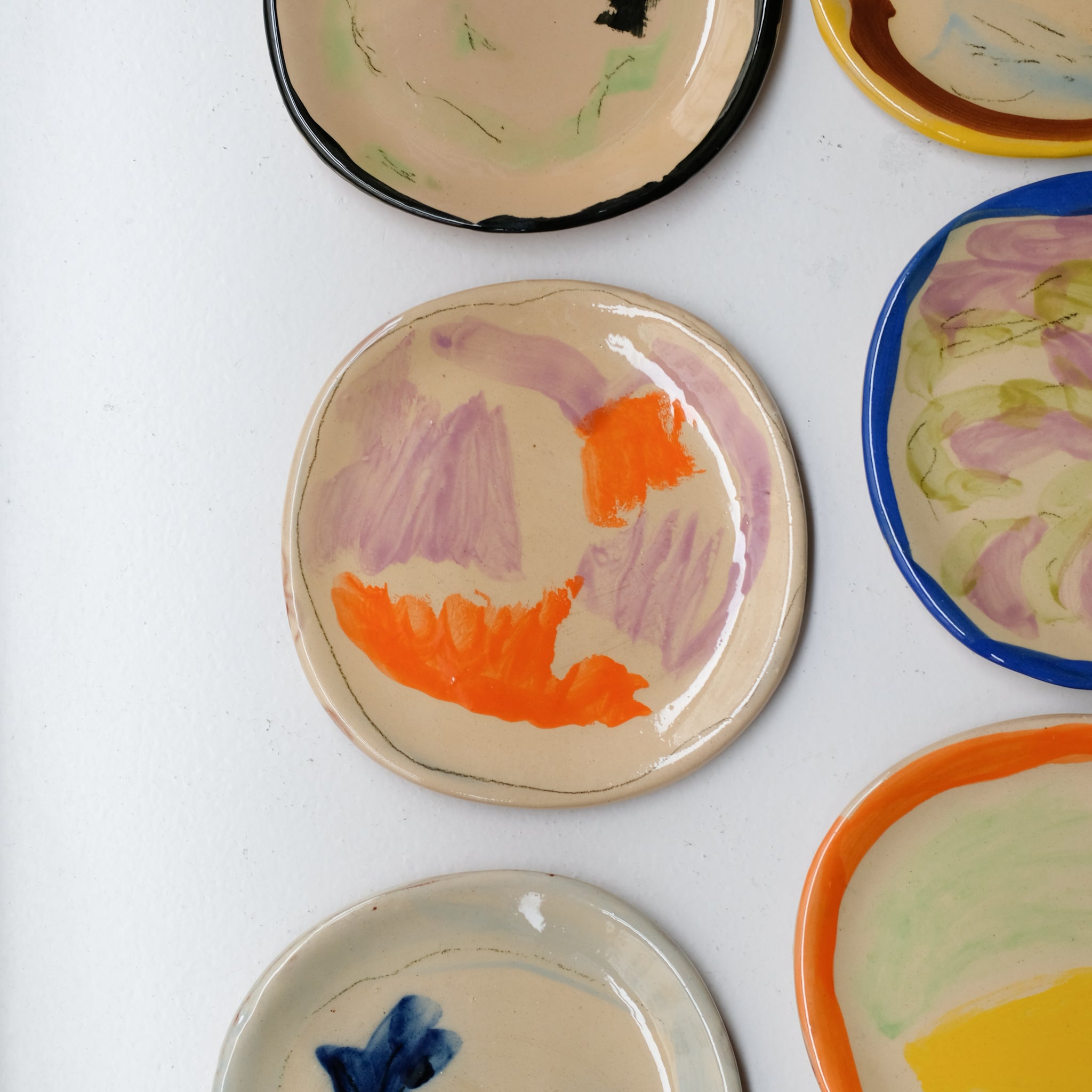 Assiette SU26HB08 en faïence rouge D 19,5cm - Multicolore d'Héloise Bariol chez Brutal Ceramics