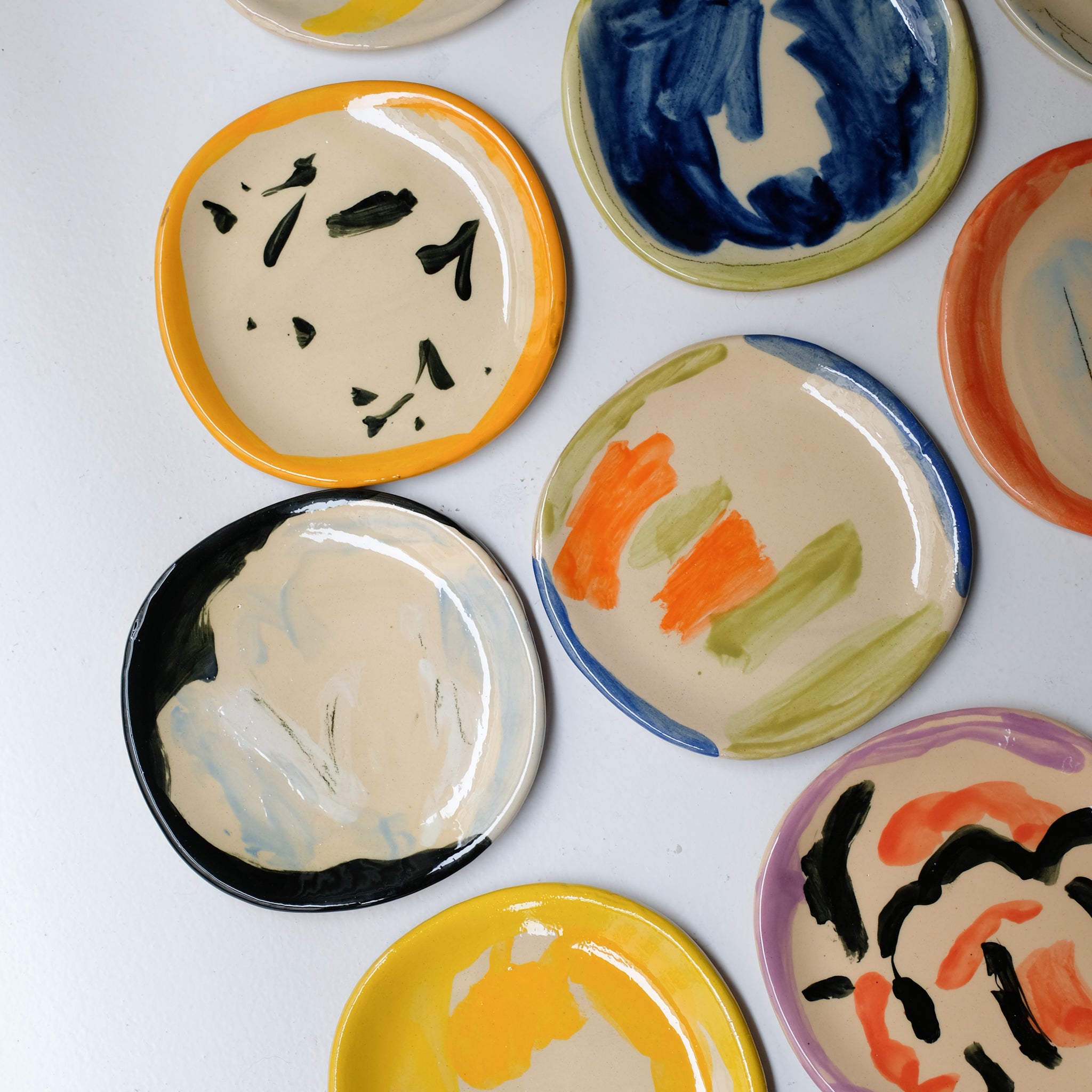 Assiette SU26HB23 en faïence rouge D 19,5cm - Multicolore d'Héloise Bariol chez Brutal Ceramics