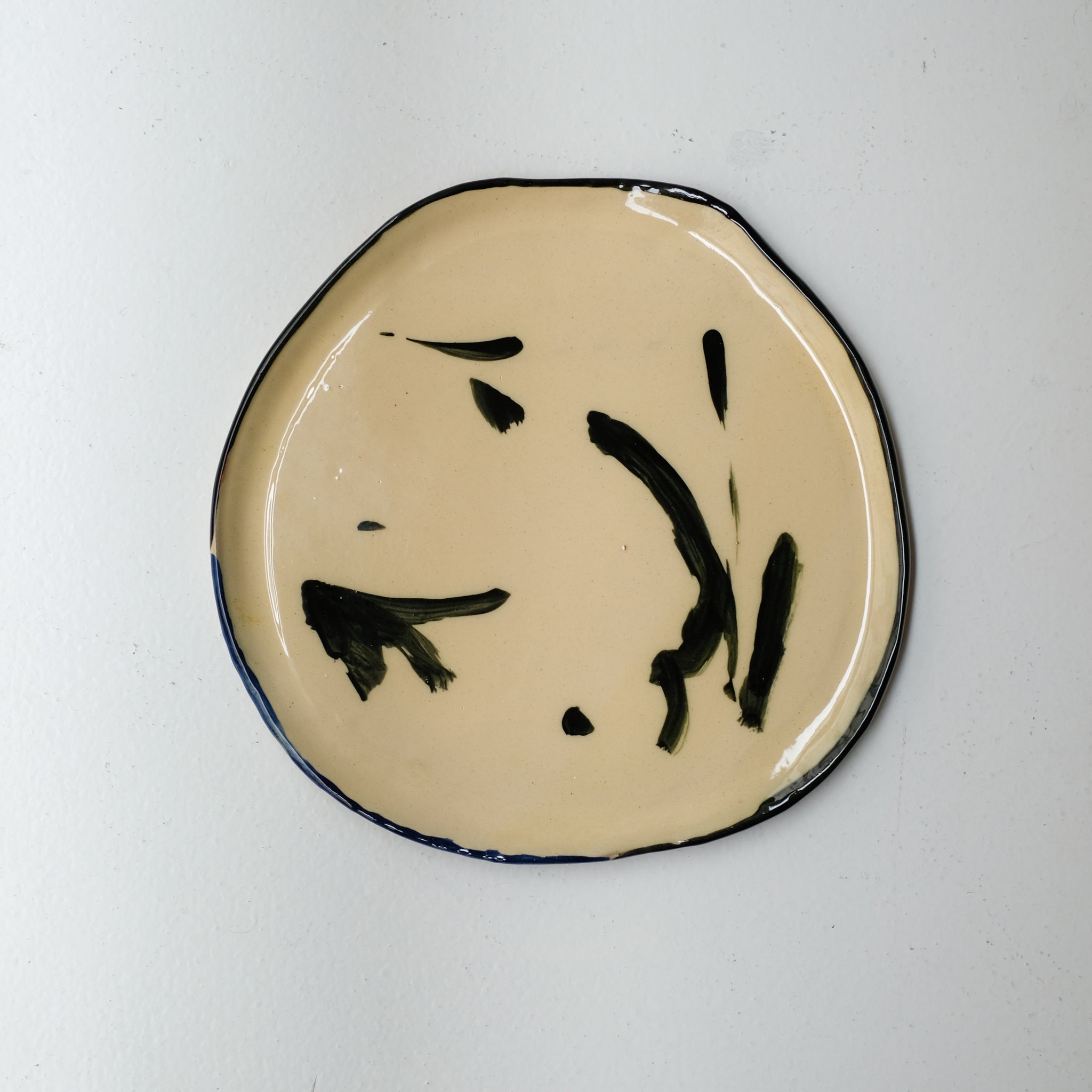 Assiette SU26HB26 en faïence rouge D 25cm - Multicolore d'Héloise Bariol chez Brutal Ceramics