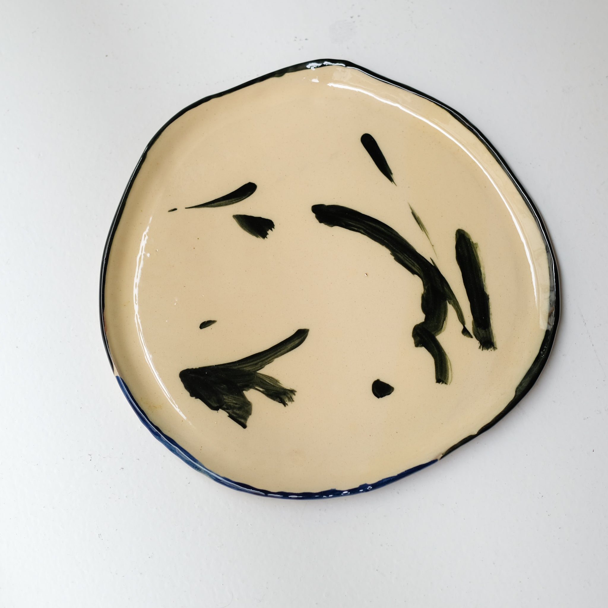 Assiette SU26HB26 en faïence rouge D 25cm - Multicolore d'Héloise Bariol chez Brutal Ceramics