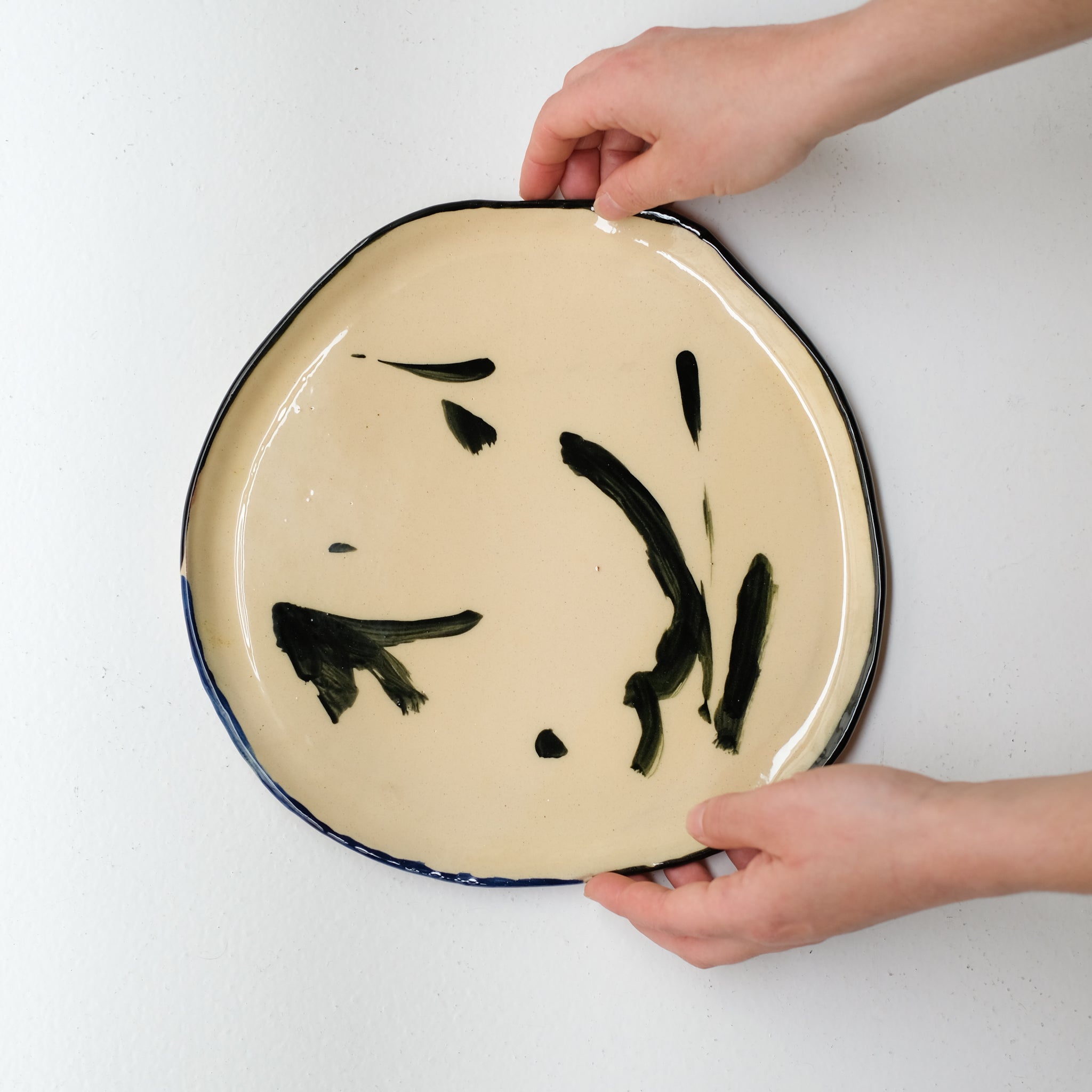 Assiette SU26HB26 en faïence rouge D 25cm - Multicolore d'Héloise Bariol chez Brutal Ceramics