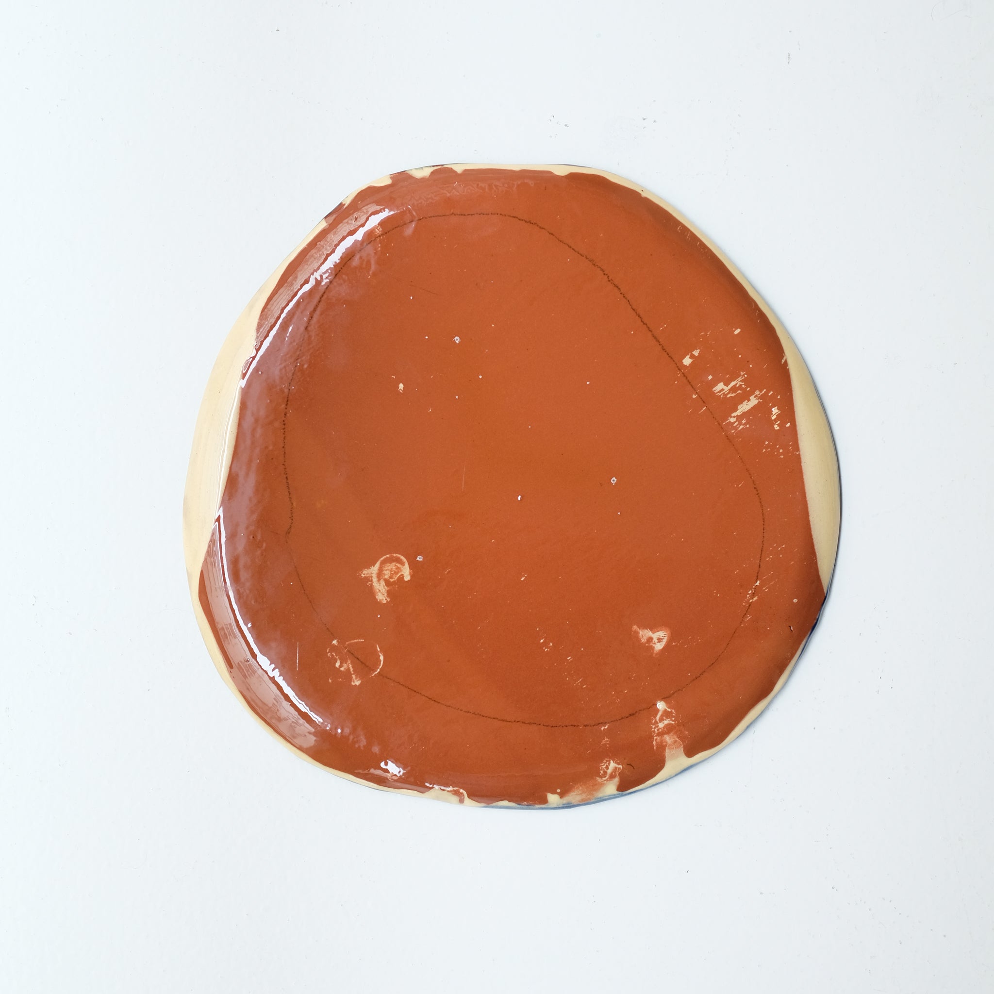Assiette SU26HB26 en faïence rouge D 25cm - Multicolore d'Héloise Bariol chez Brutal Ceramics