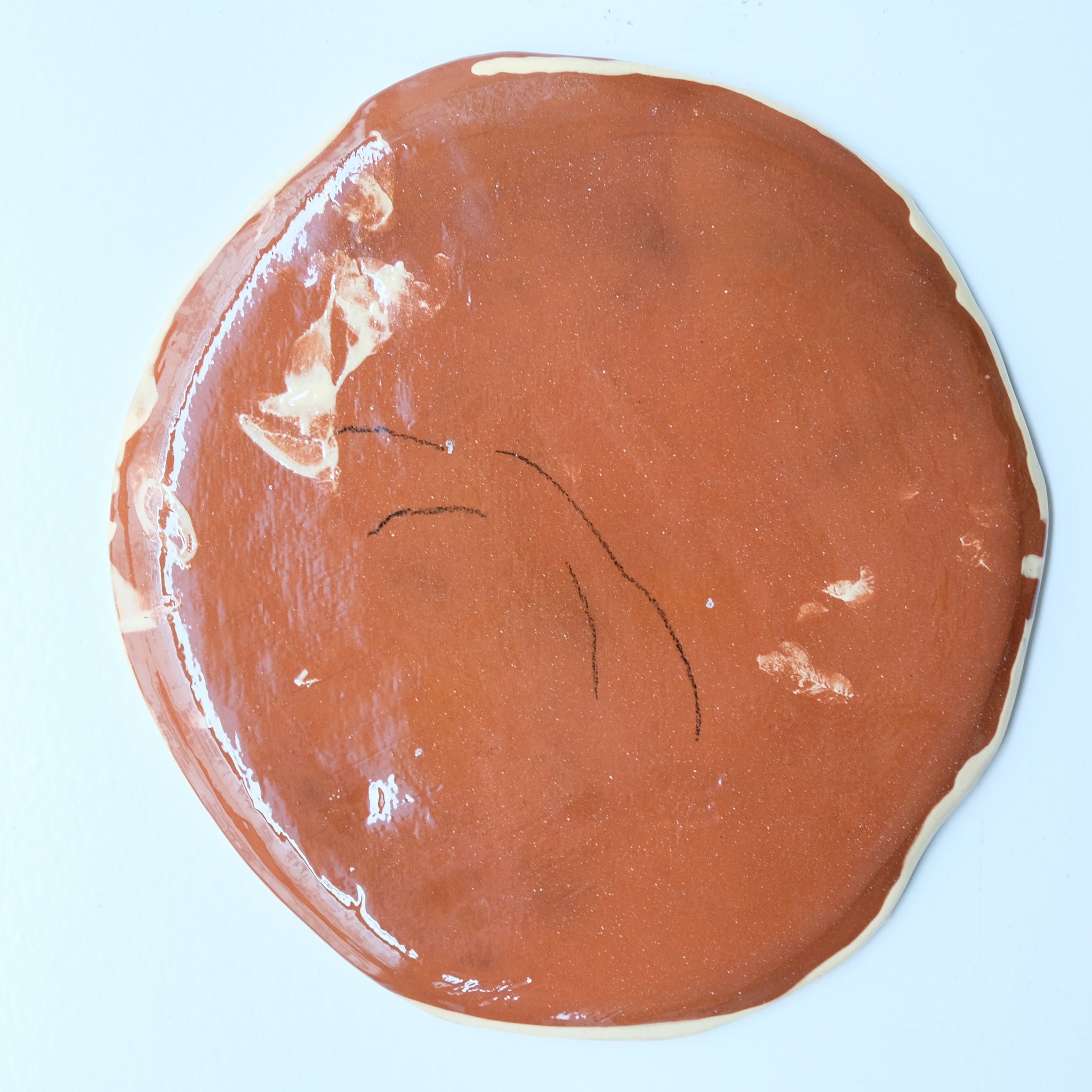 Assiette SU26HB27 en faïence rouge D 25cm - Multicolore d'Héloise Bariol chez Brutal Ceramics