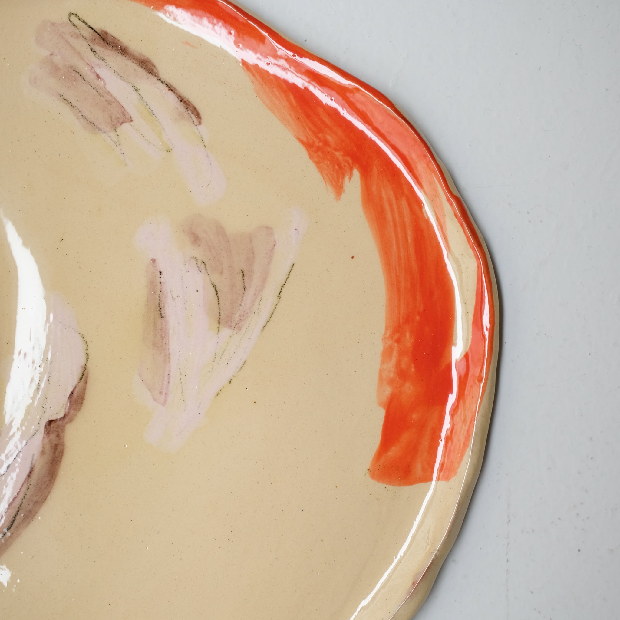 Assiette SU26HB28 en faïence rouge D 25cm - Multicolore d'Héloise Bariol chez Brutal Ceramics