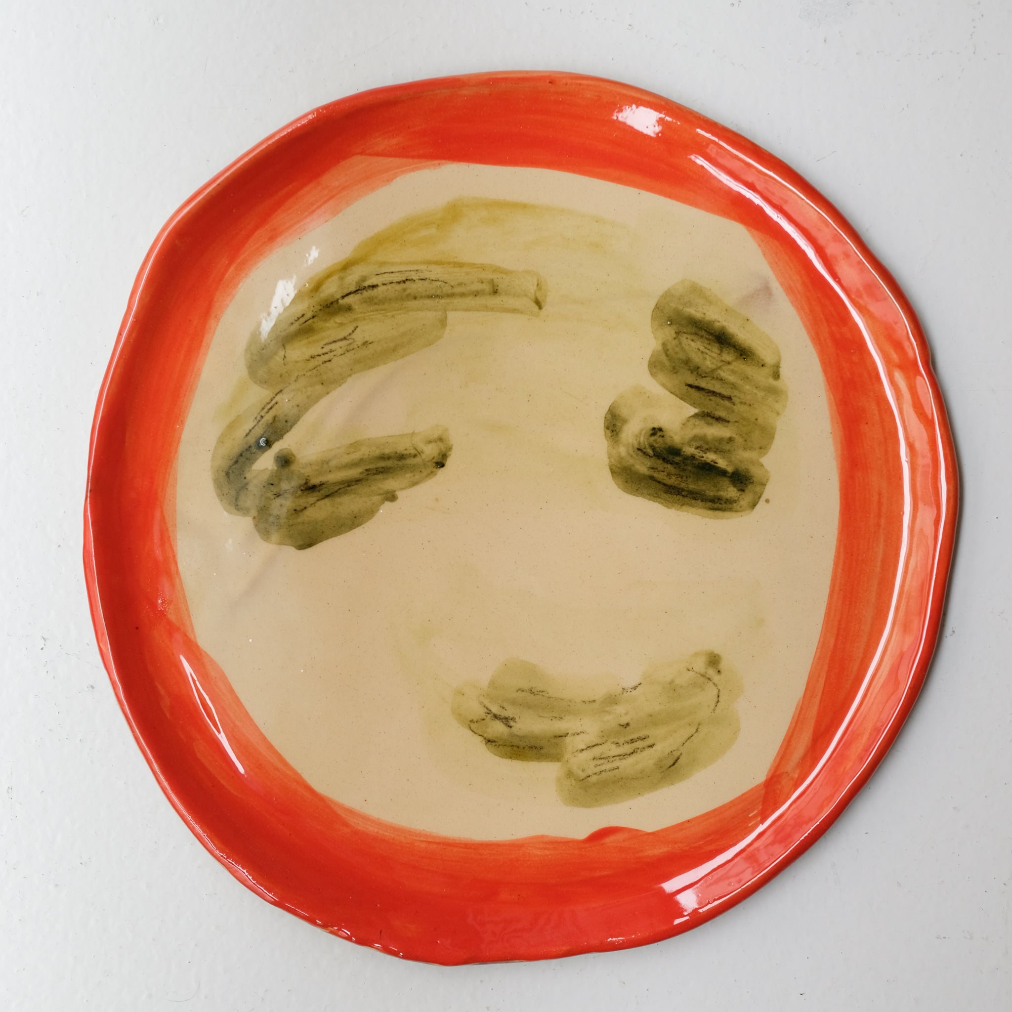 Assiette SU26HB29 en faïence rouge D 25cm - Multicolore d'Héloise Bariol chez Brutal Ceramics