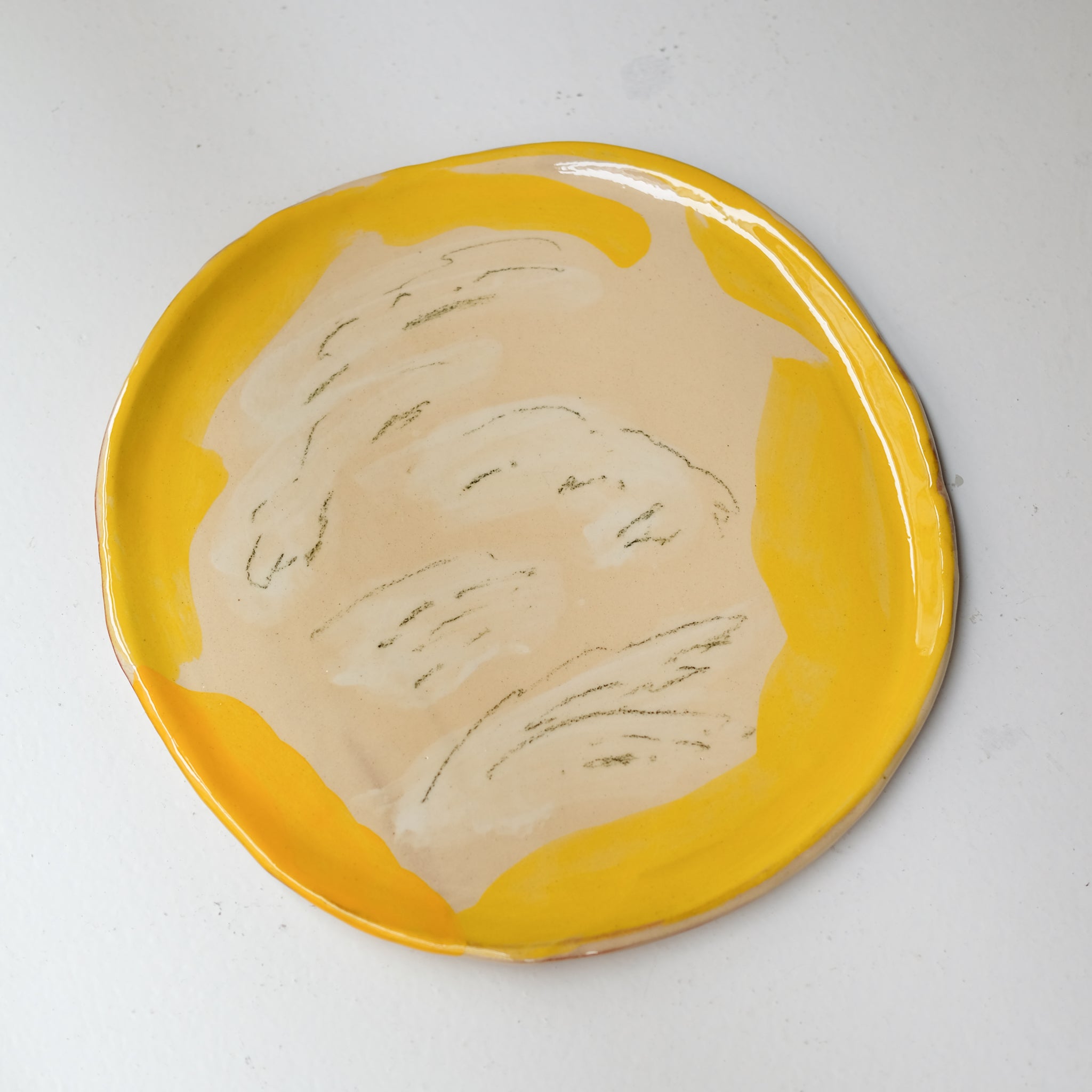 Assiette SU26HB30 en faïence rouge D 25cm - Multicolore d'Héloise Bariol chez Brutal Ceramics