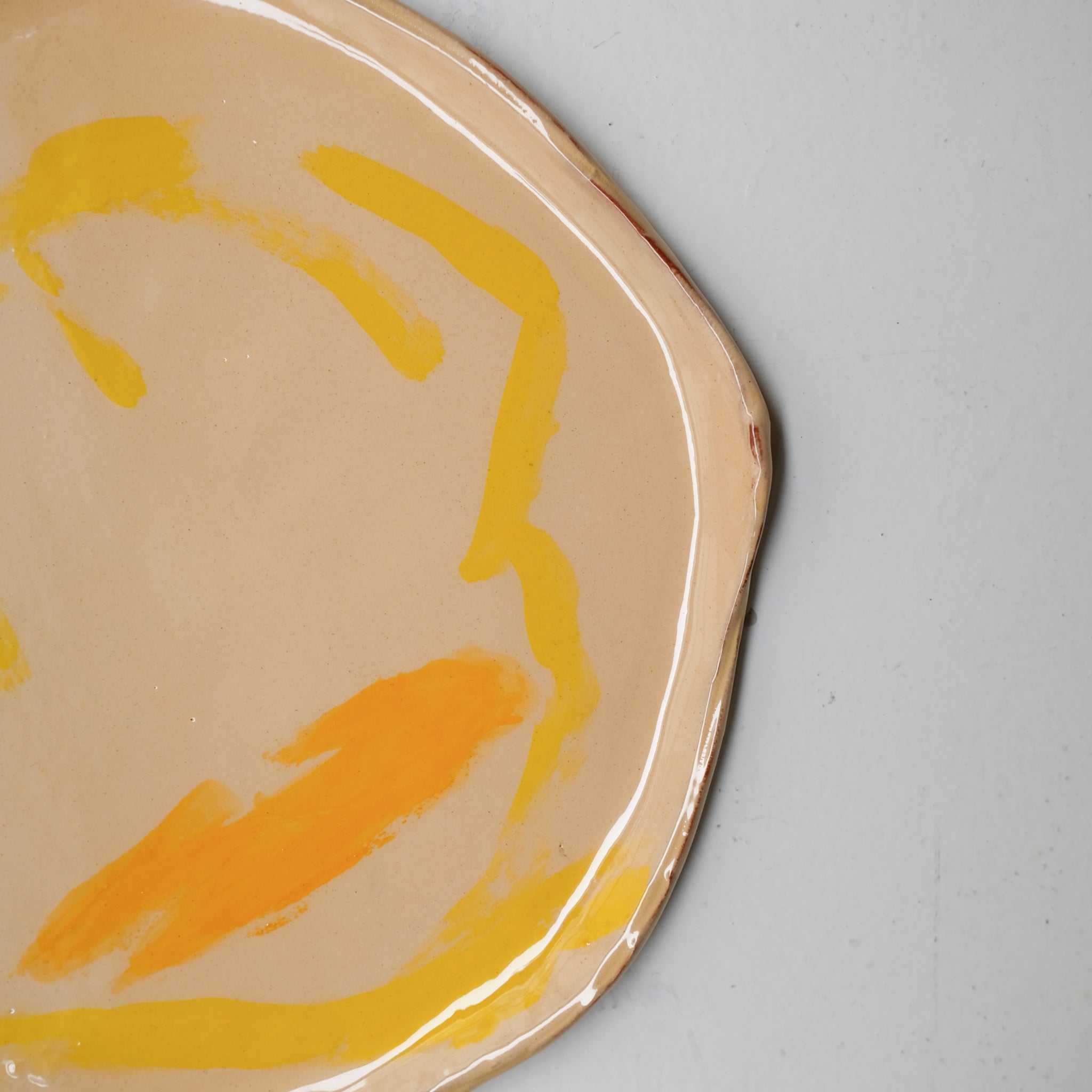 Assiette SU26HB31 en faïence rouge D 25cm - Multicolore d'Héloise Bariol chez Brutal Ceramics