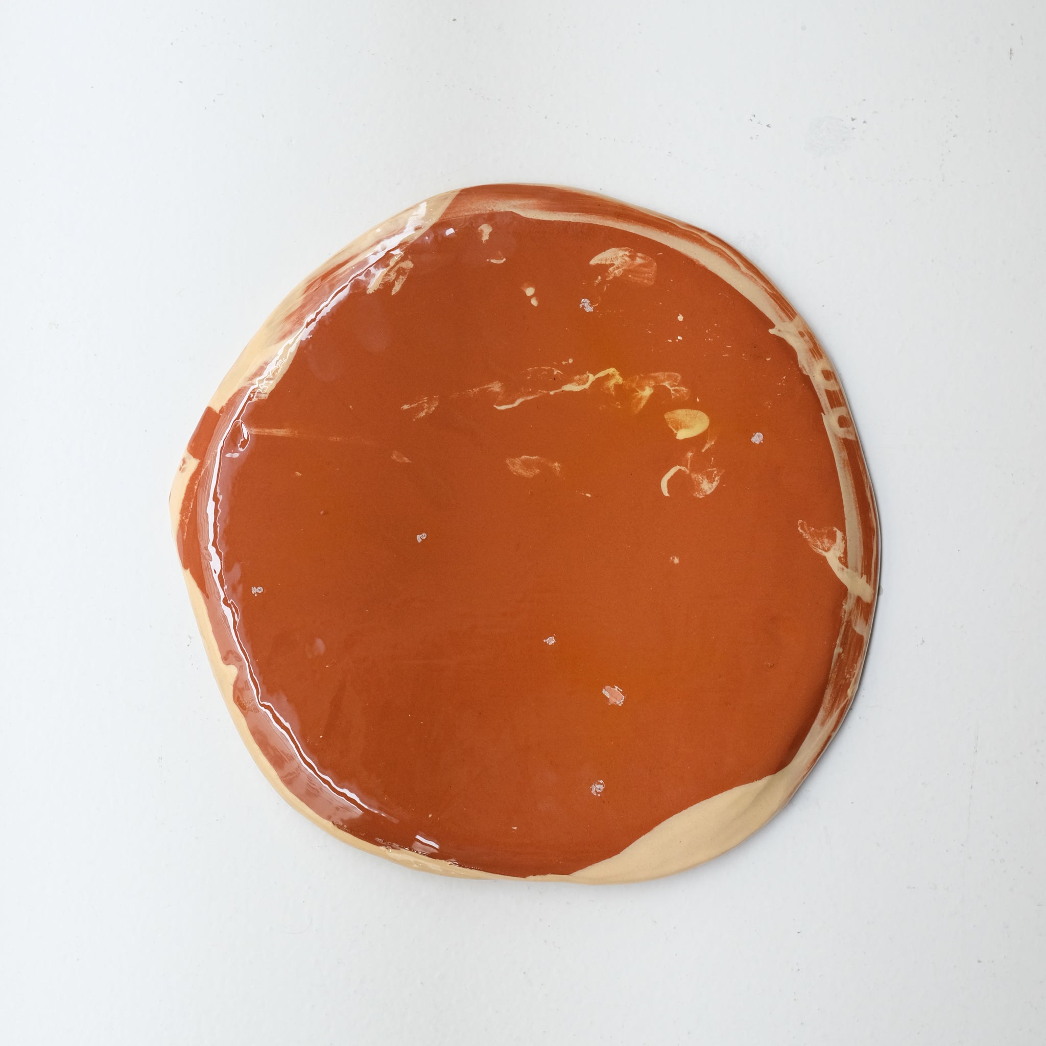 Assiette SU26HB31 en faïence rouge D 25cm - Multicolore d'Héloise Bariol chez Brutal Ceramics