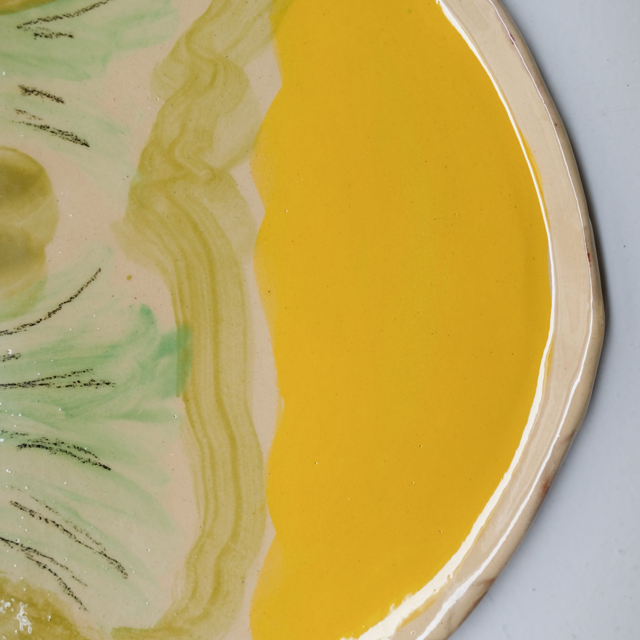 Assiette SU26HB32 en faïence rouge D 25cm - Multicolore d'Héloise Bariol chez Brutal Ceramics