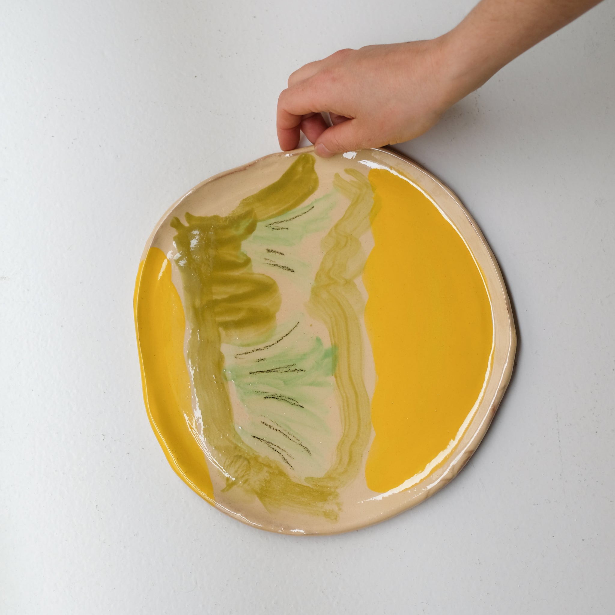 Assiette SU26HB32 en faïence rouge D 25cm - Multicolore d'Héloise Bariol chez Brutal Ceramics