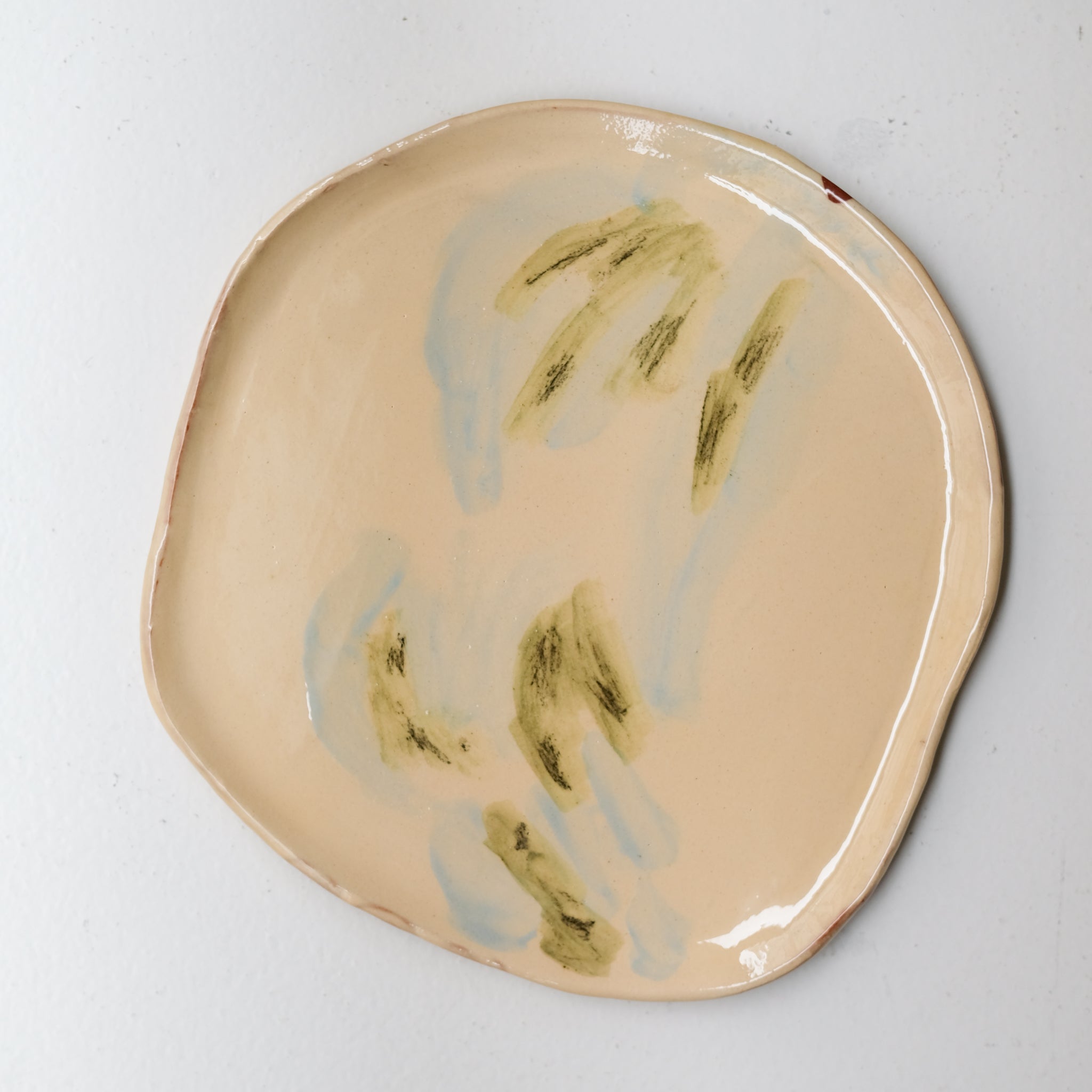 Assiette SU26HB33 en faïence rouge D 25cm - Multicolore d'Héloise Bariol chez Brutal Ceramics