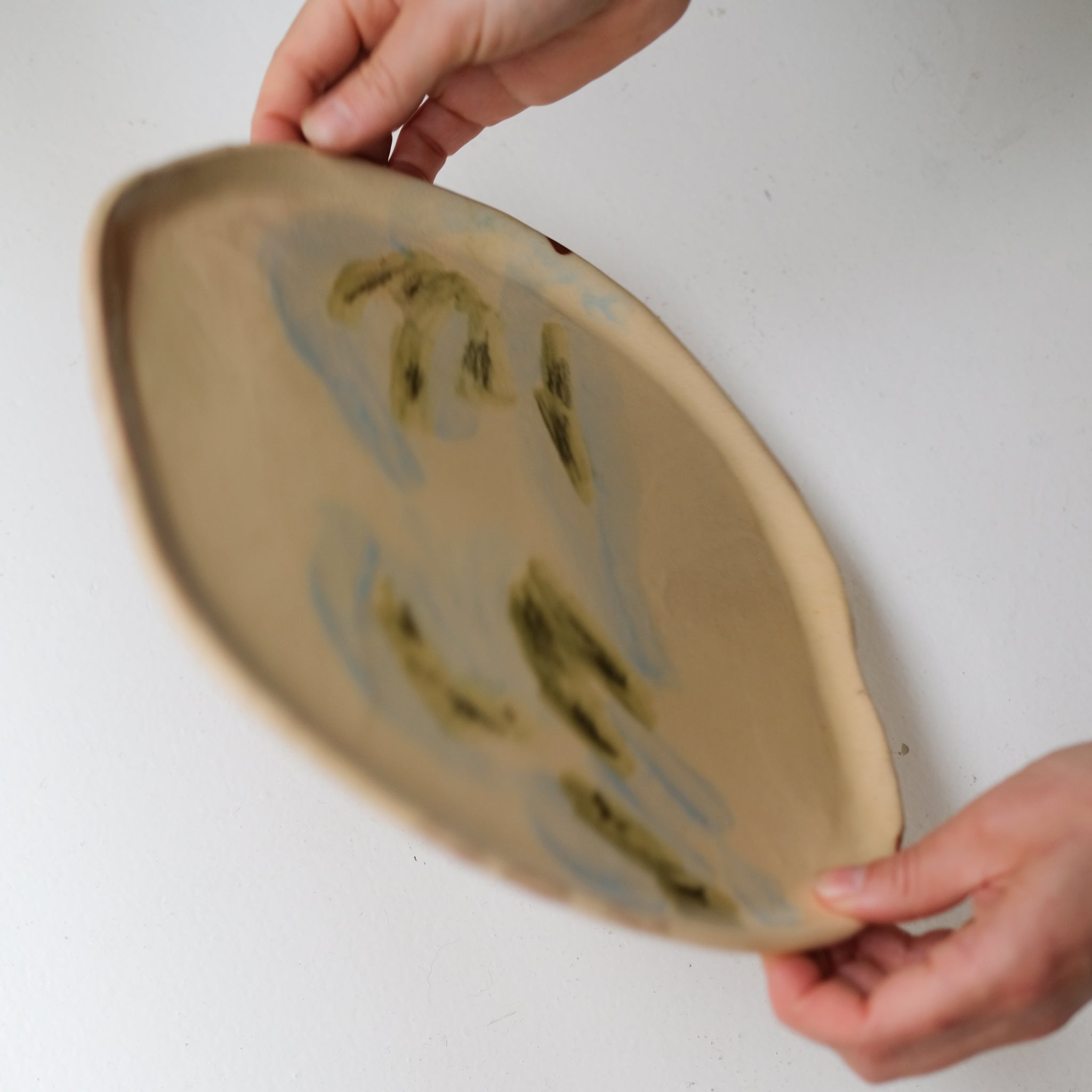 Assiette SU26HB33 en faïence rouge D 25cm - Multicolore d'Héloise Bariol chez Brutal Ceramics