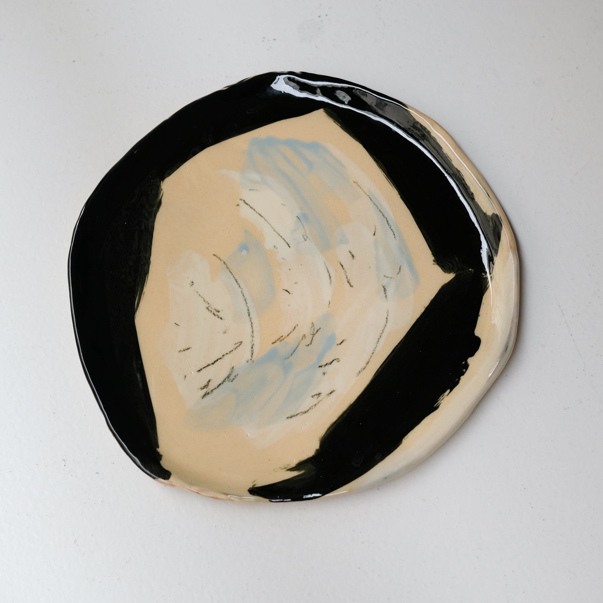 Assiette SU26HB35 en faïence rouge D 25cm - Multicolore d'Héloise Bariol chez Brutal Ceramics