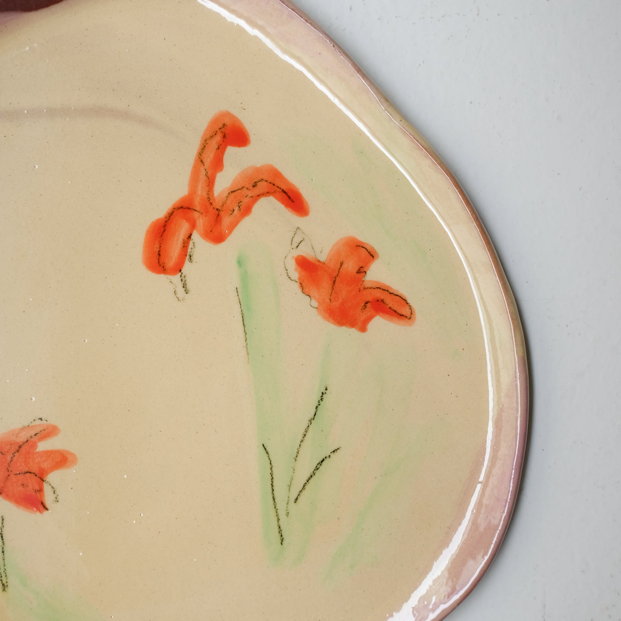 Assiette SU26HB36 en faïence rouge D 25cm - Multicolore d'Héloise Bariol chez Brutal Ceramics