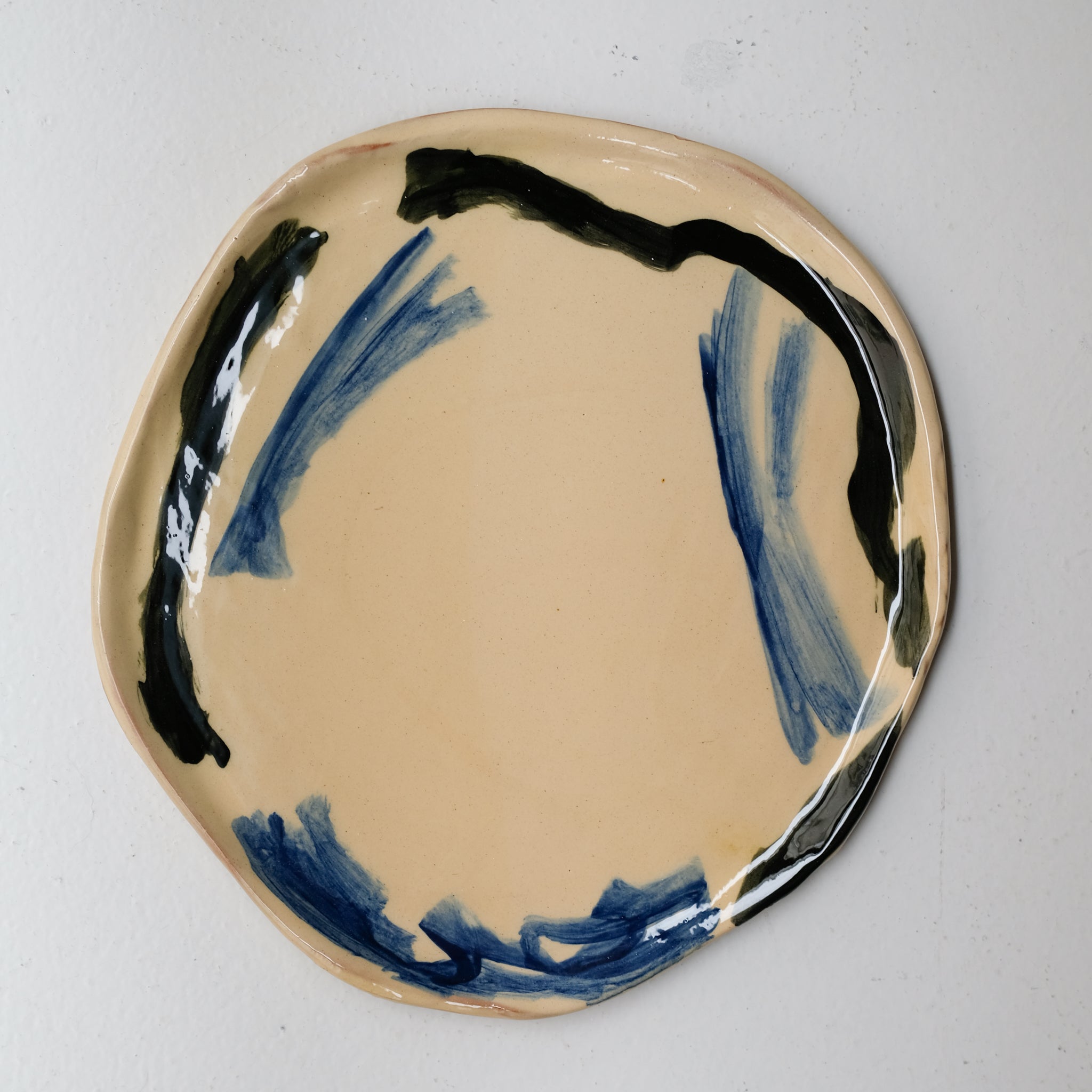 Assiette SU26HB37 en faïence rouge D 25cm - Multicolore d'Héloise Bariol chez Brutal Ceramics