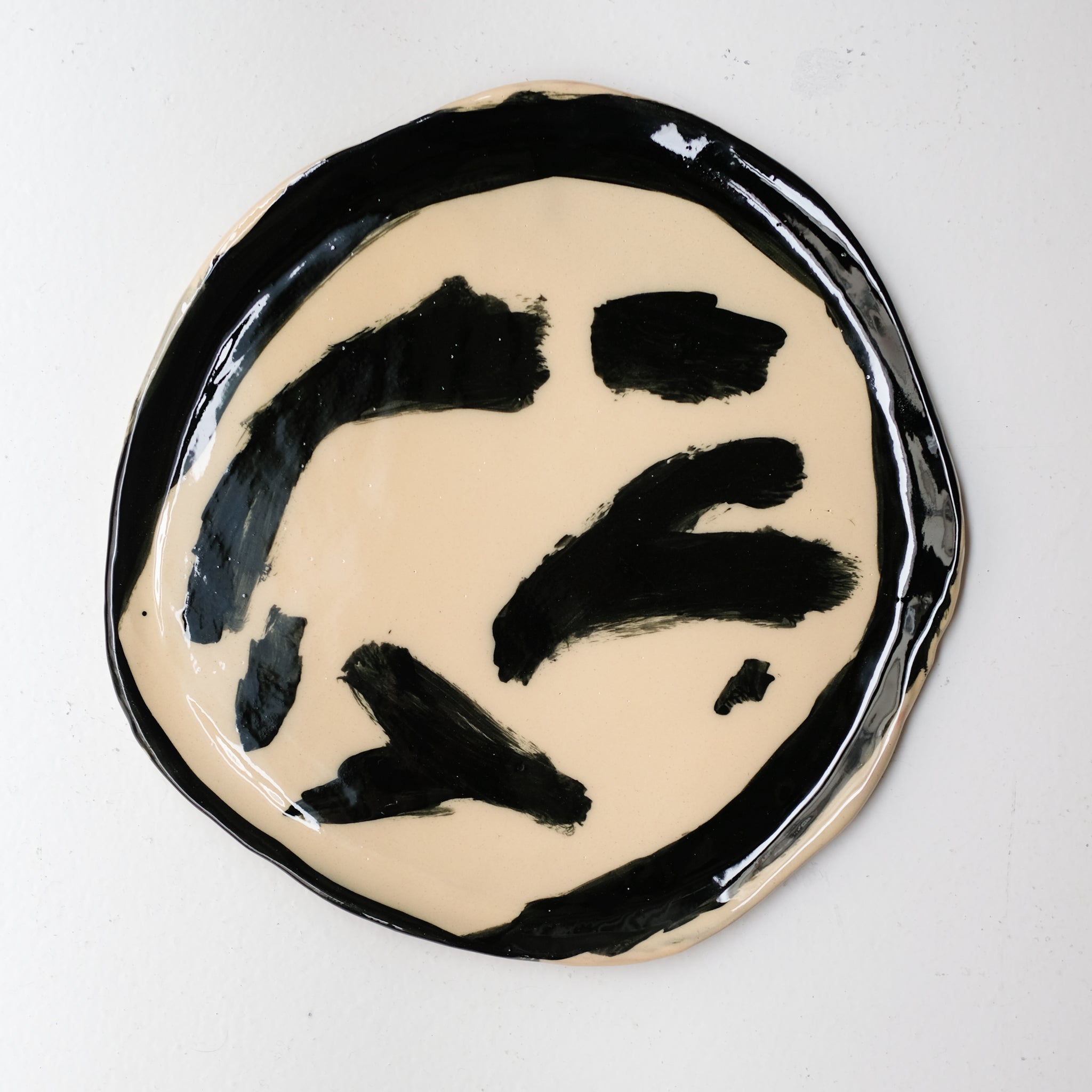 Assiette SU26HB38 en faïence rouge D 25cm - Multicolore d'Héloise Bariol chez Brutal Ceramics
