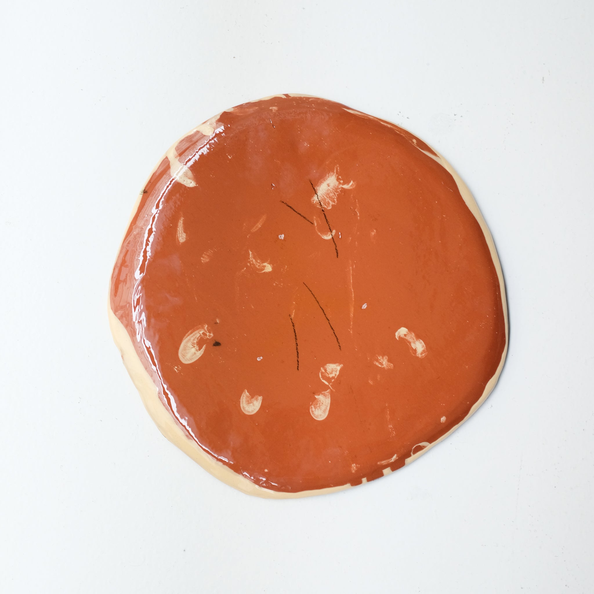 Assiette SU26HB38 en faïence rouge D 25cm - Multicolore d'Héloise Bariol chez Brutal Ceramics