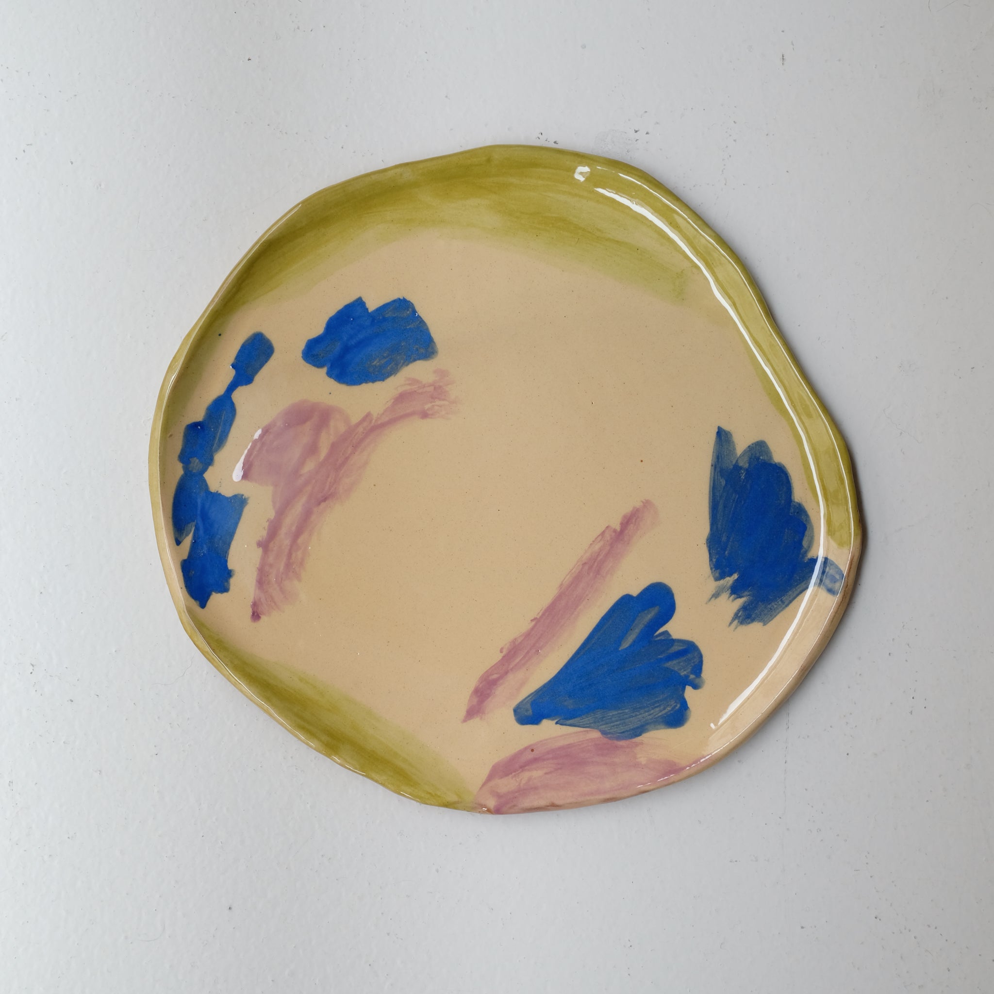 Assiette SU26HB39 en faïence rouge D 25cm - Multicolore d'Héloise Bariol chez Brutal Ceramics