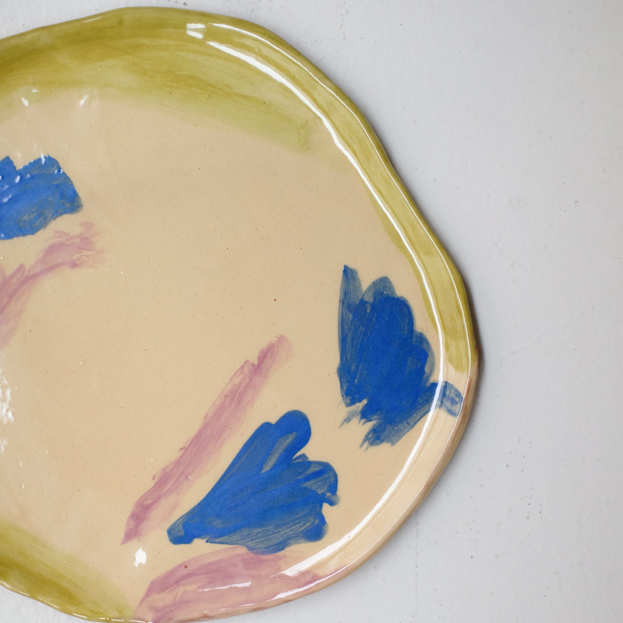 Assiette SU26HB39 en faïence rouge D 25cm - Multicolore d'Héloise Bariol chez Brutal Ceramics