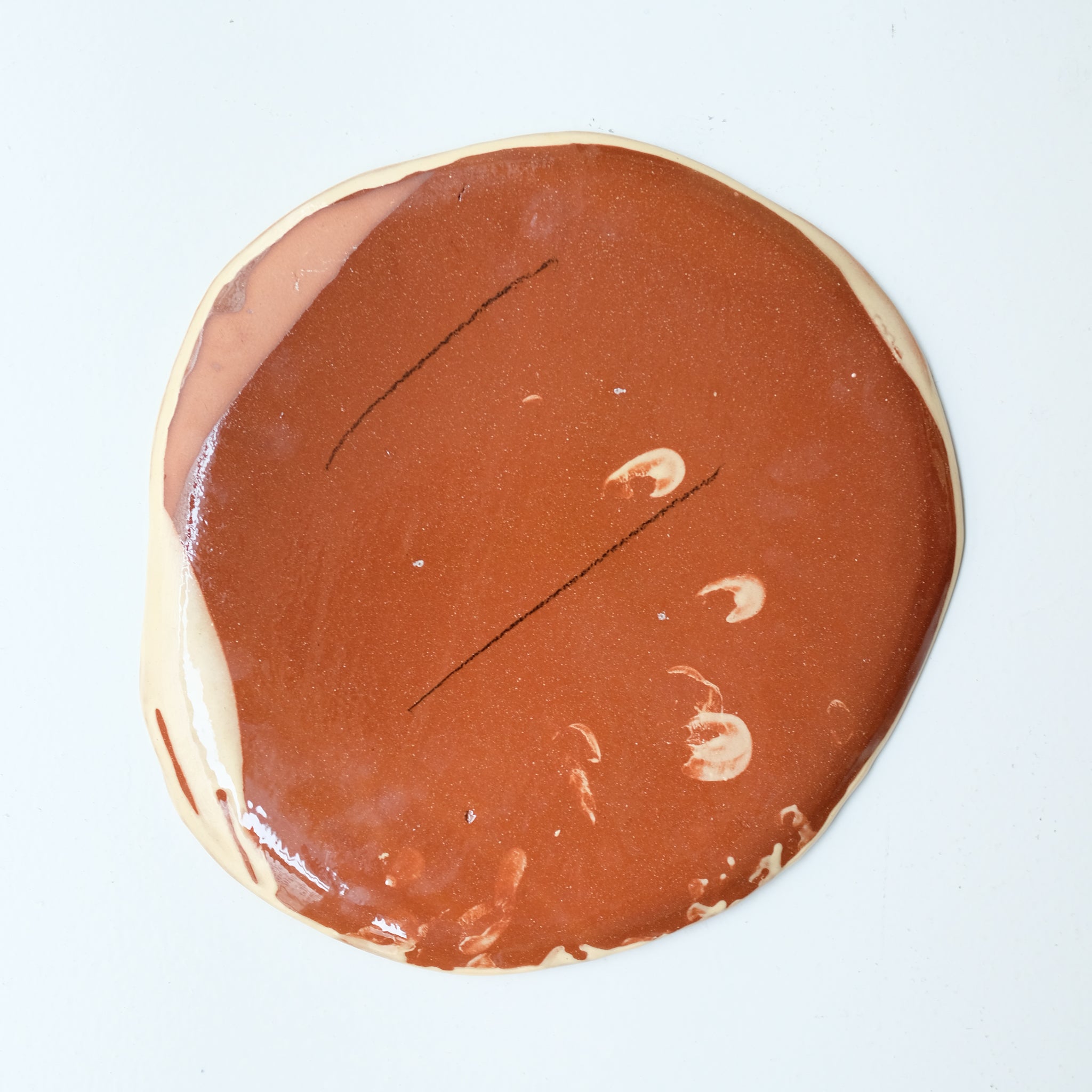 Assiette SU26HB39 en faïence rouge D 25cm - Multicolore d'Héloise Bariol chez Brutal Ceramics