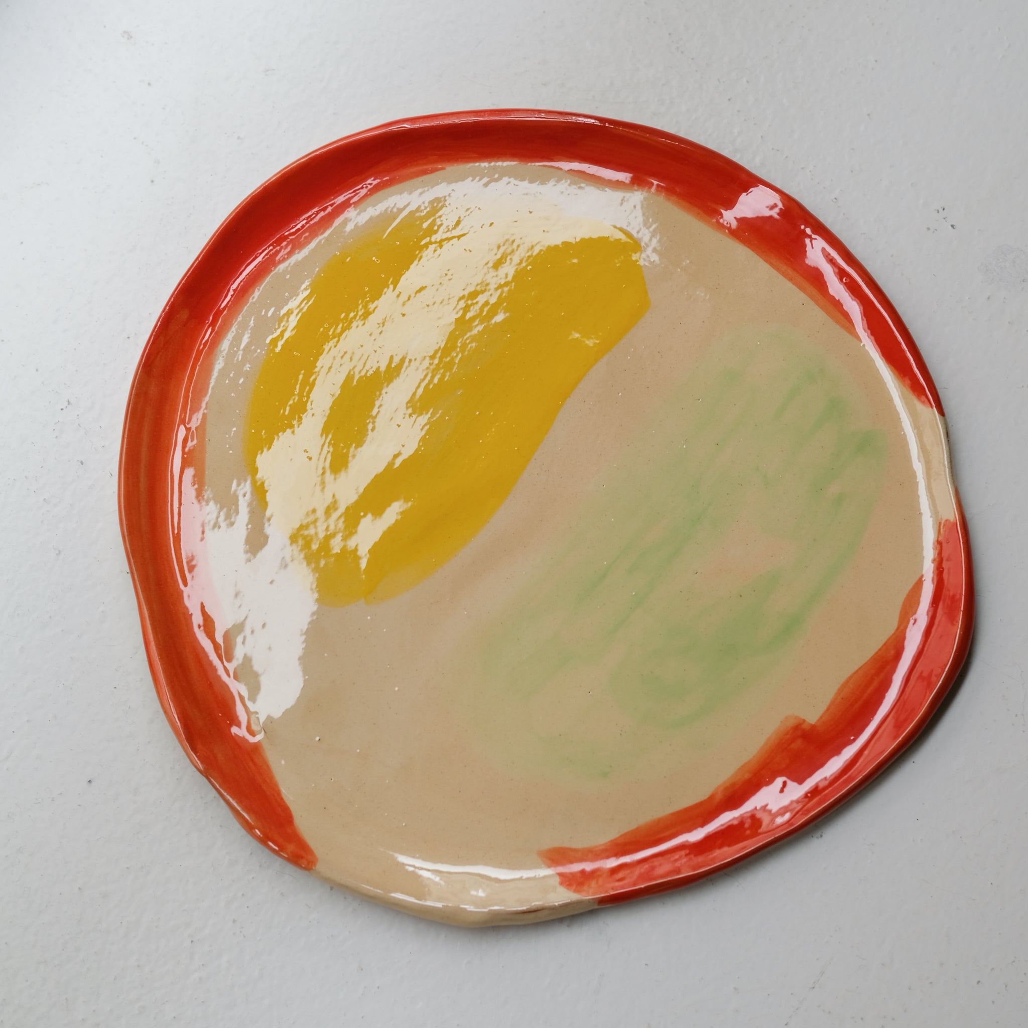 Assiette SU26HB40 en faïence rouge D 25cm - Multicolore d'Héloise Bariol chez Brutal Ceramics