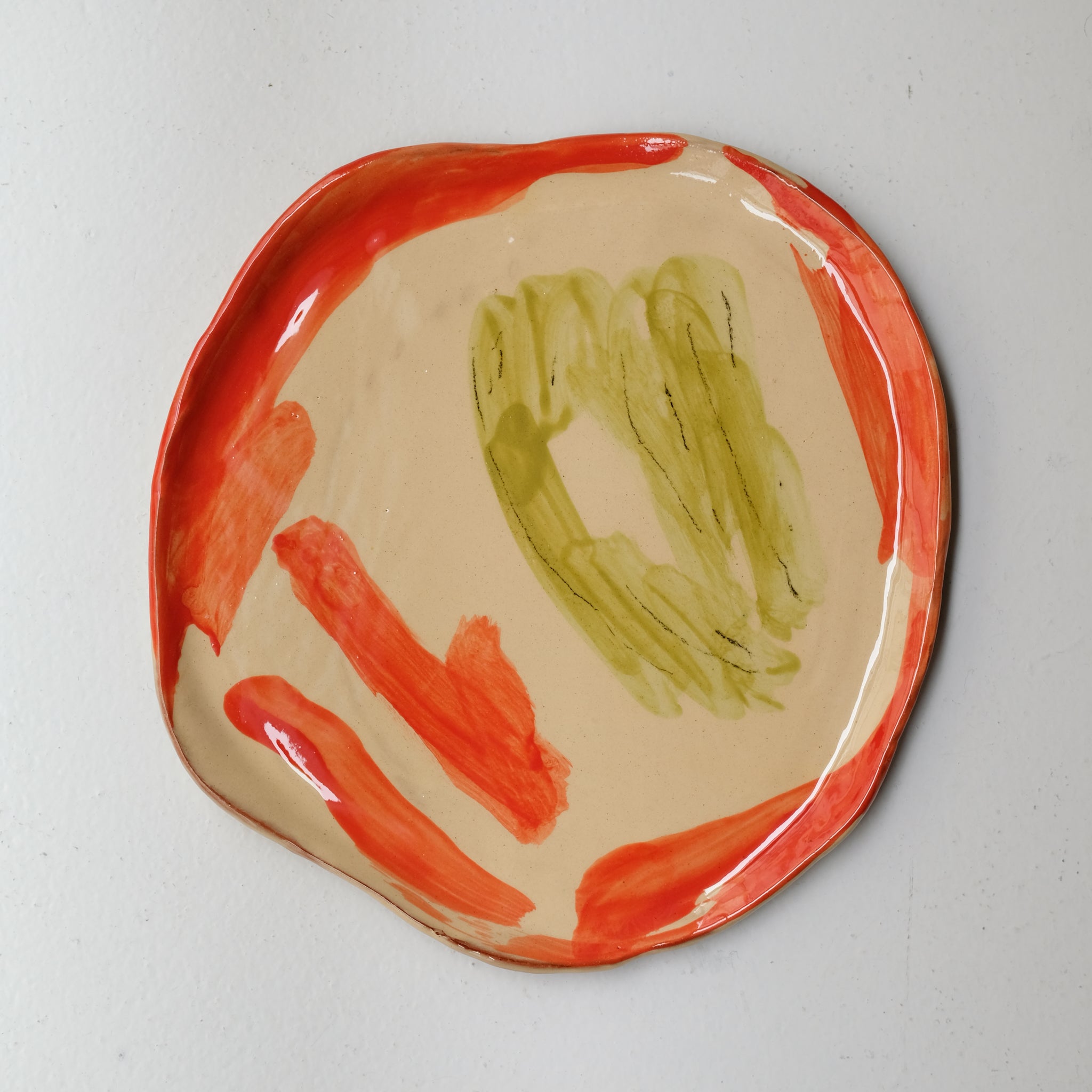 Assiette SU26HB41 en faïence rouge D 25cm - Multicolore d'Héloise Bariol chez Brutal Ceramics