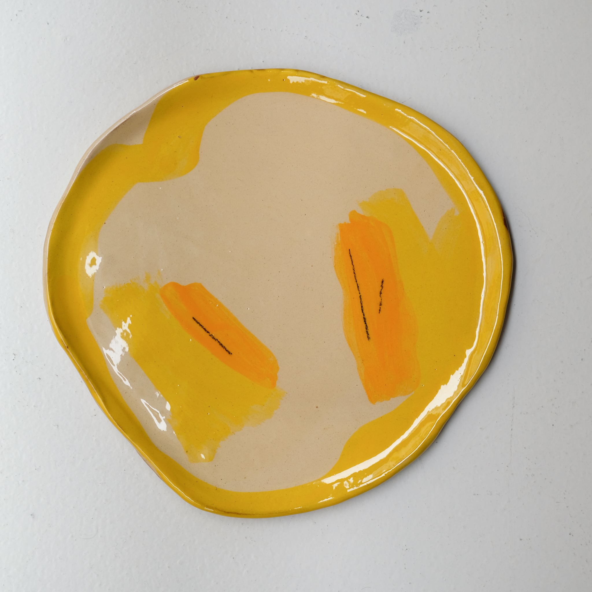 Assiette SU26HB42 en faïence rouge D 25cm - Multicolore d'Héloise Bariol chez Brutal Ceramics