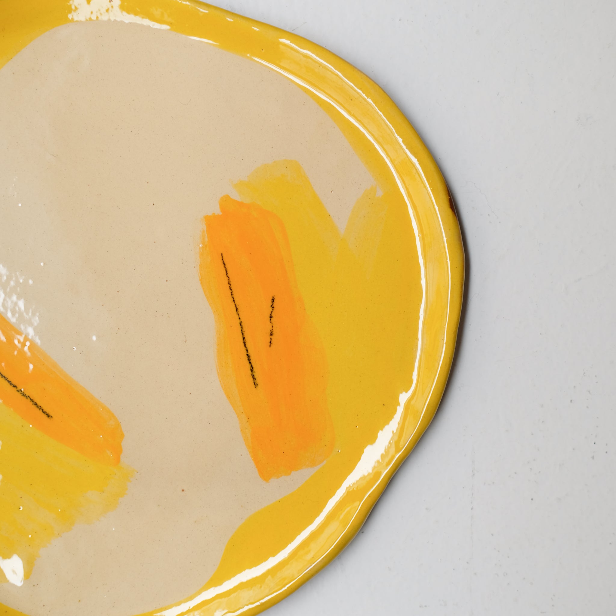 Assiette SU26HB42 en faïence rouge D 25cm - Multicolore d'Héloise Bariol chez Brutal Ceramics