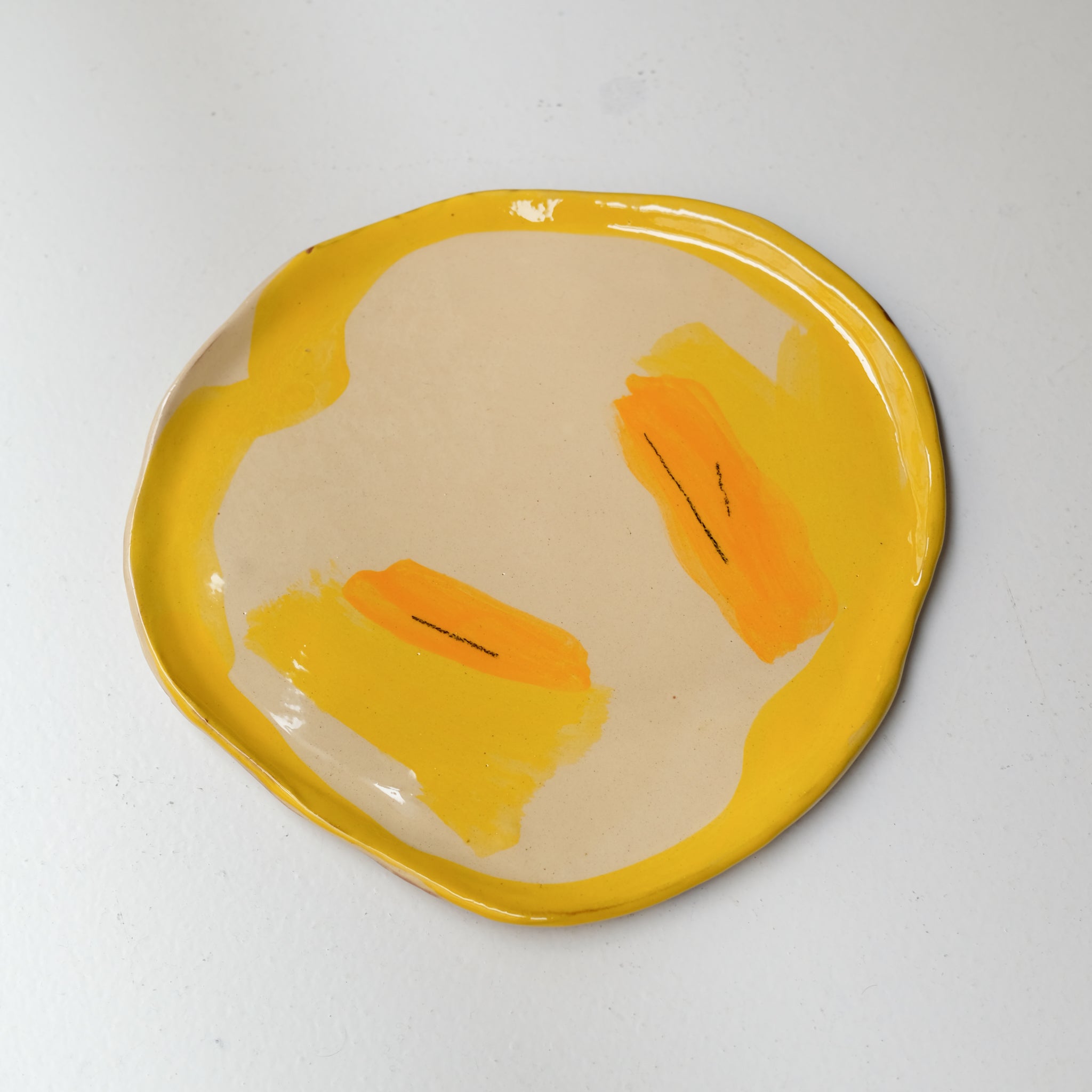 Assiette SU26HB42 en faïence rouge D 25cm - Multicolore d'Héloise Bariol chez Brutal Ceramics